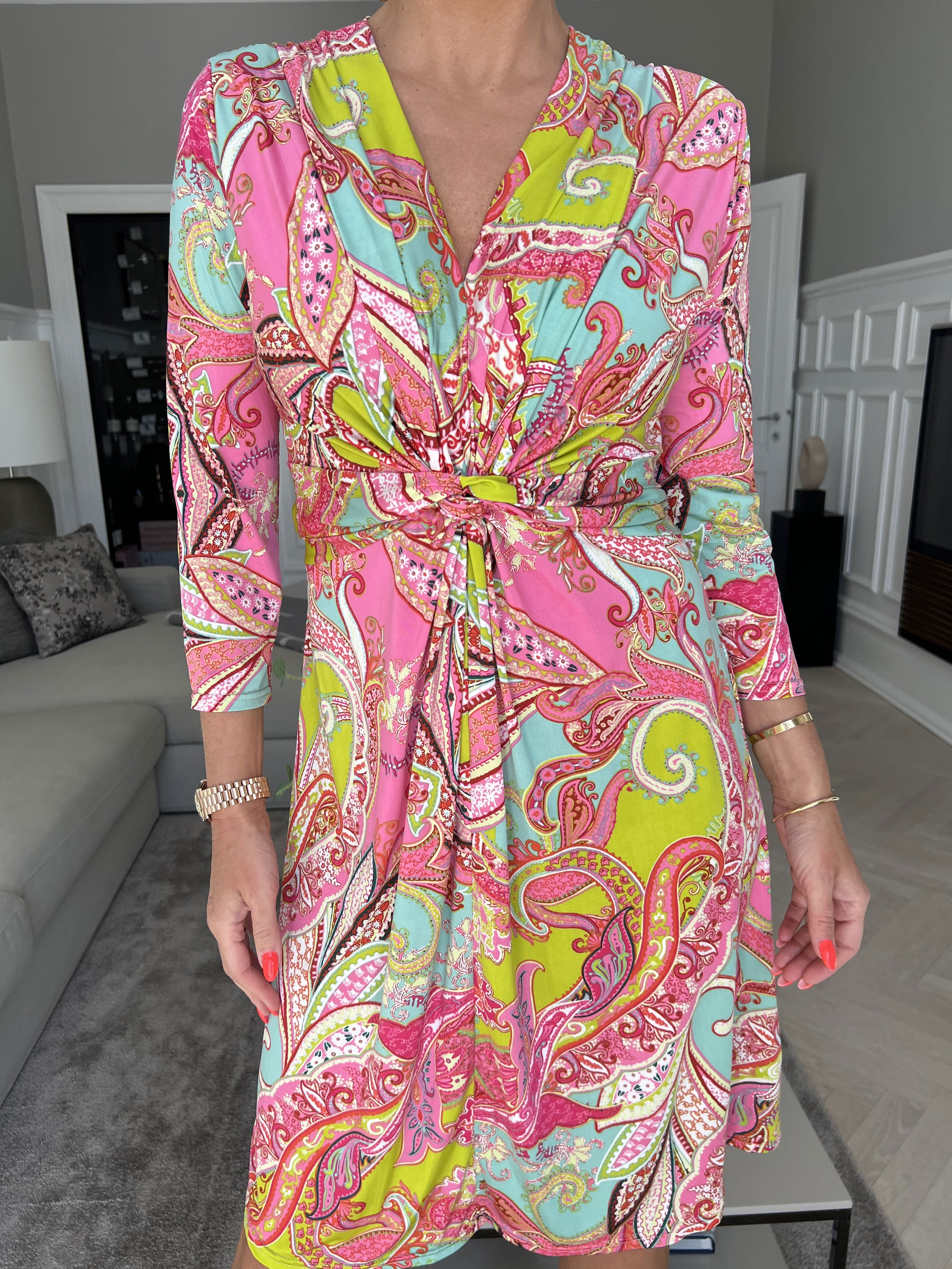 Inez - Elastisk mönstrad klänning med knut på bröstet