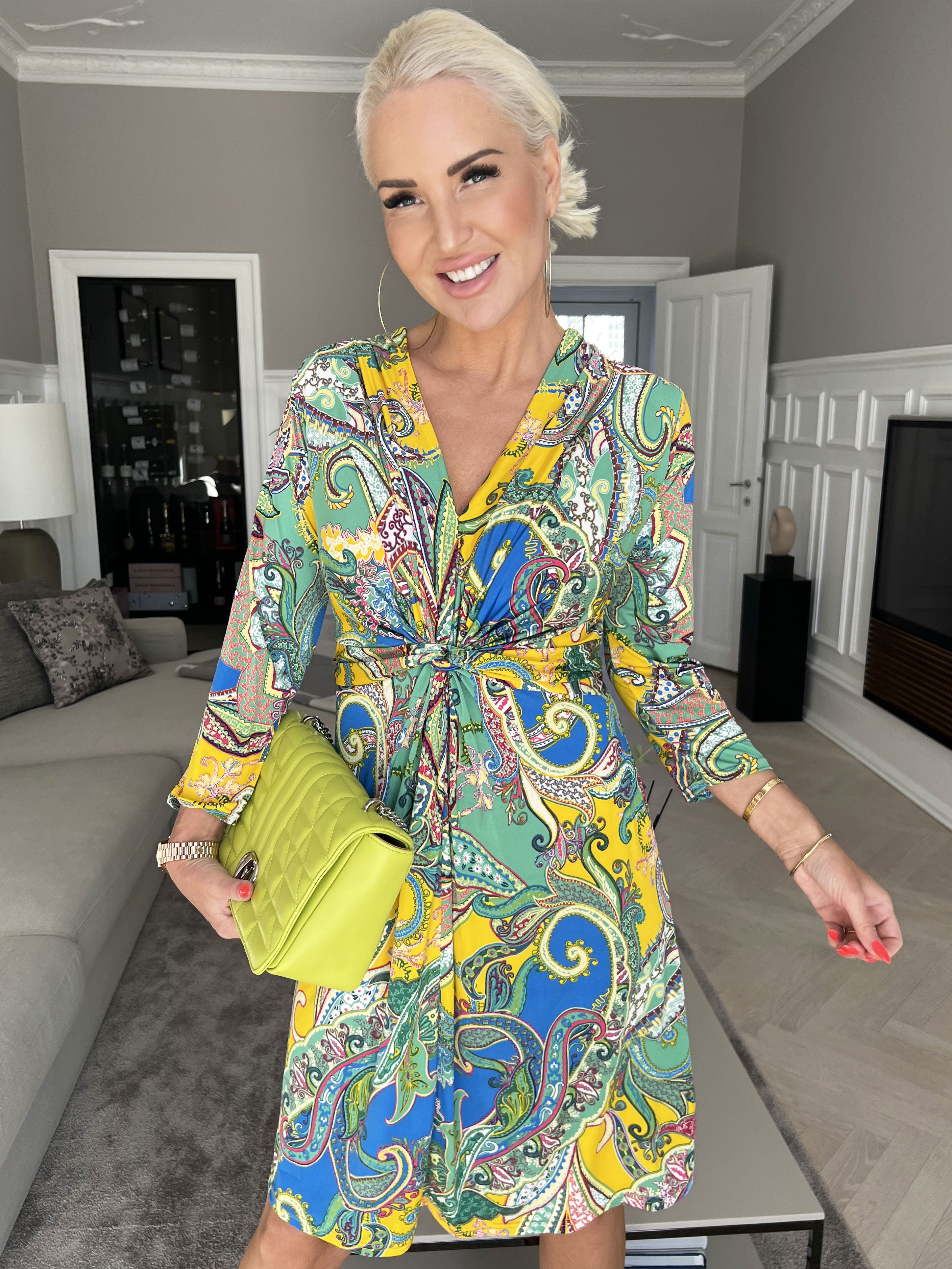 Inez - Elastisk mönstrad klänning med knut på bröstet