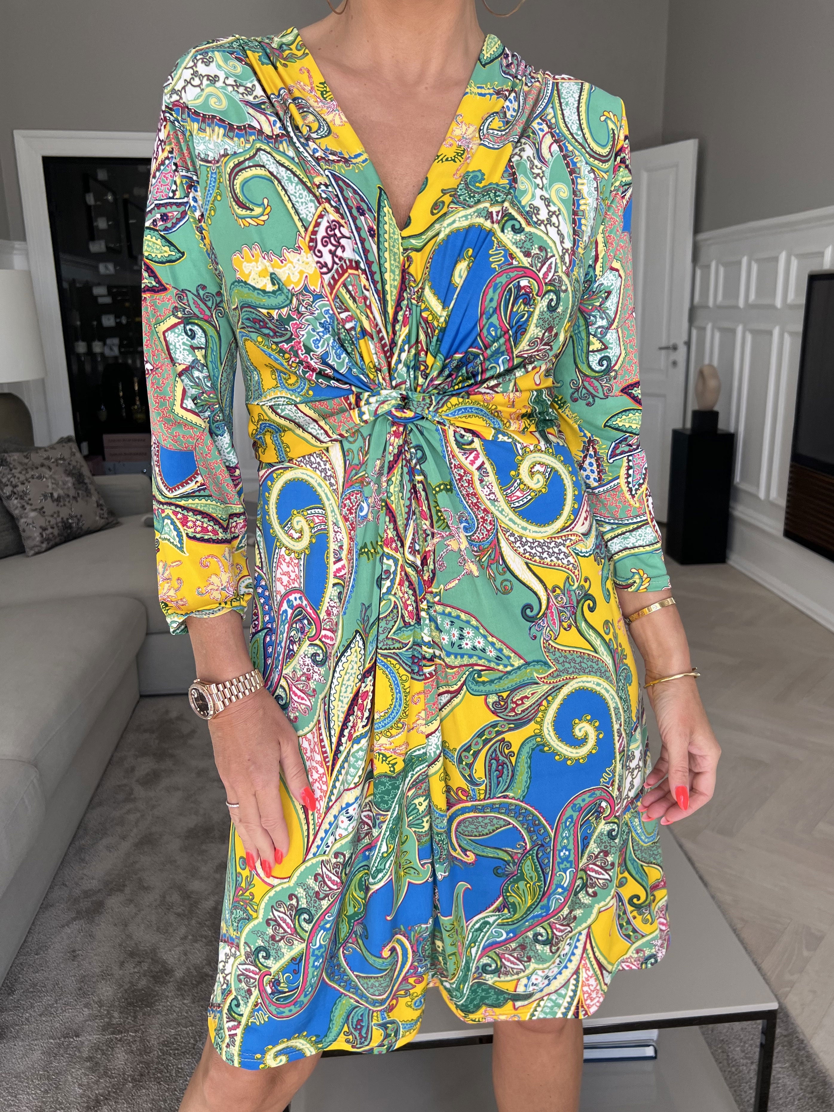 Inez - Elastisk mönstrad klänning med knut på bröstet