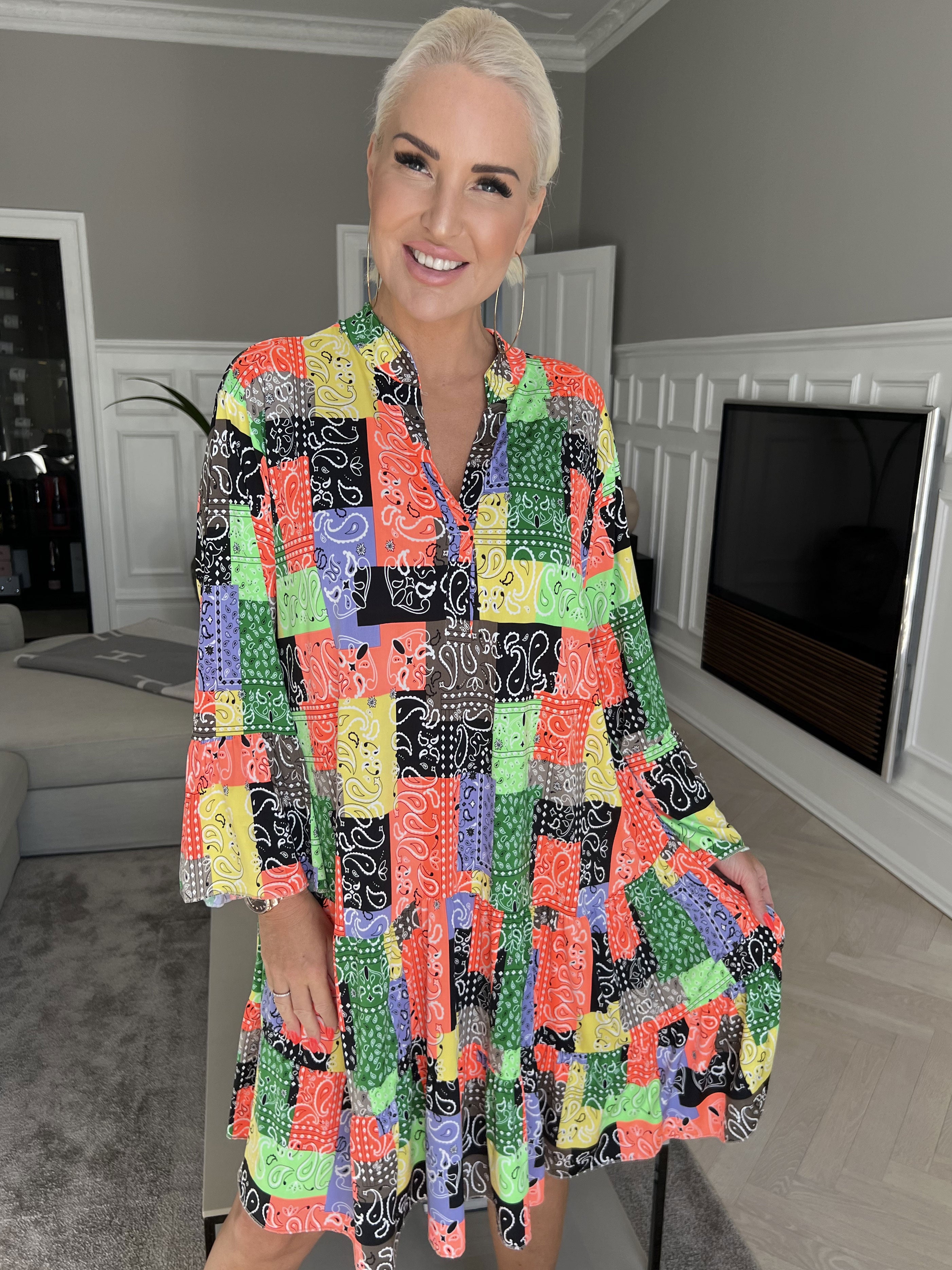 Pauline Paisley - Klänning med v-ringning och liten volangkjol