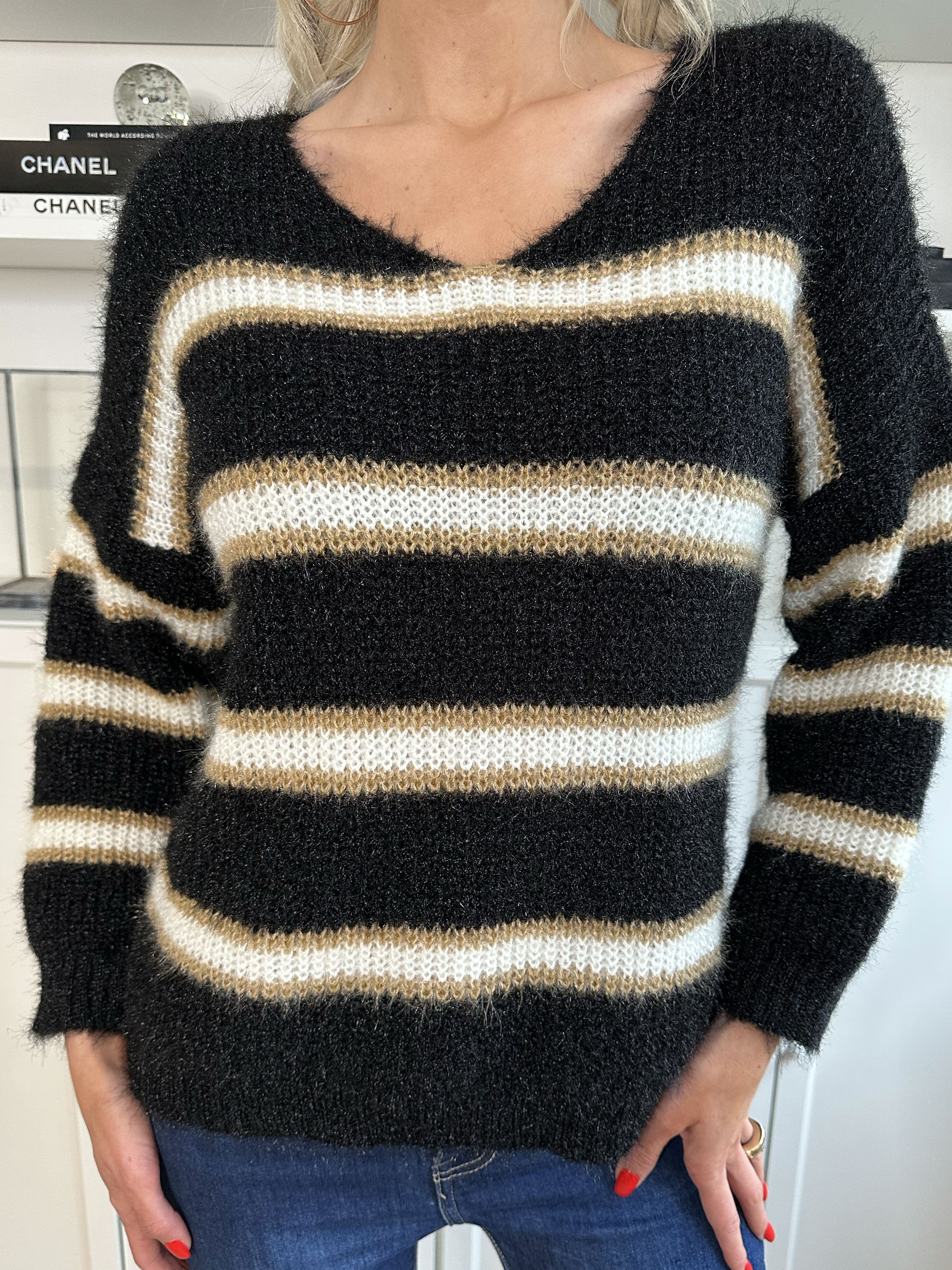 Nemo - Söt stickning med färgade ränder och v-ringning