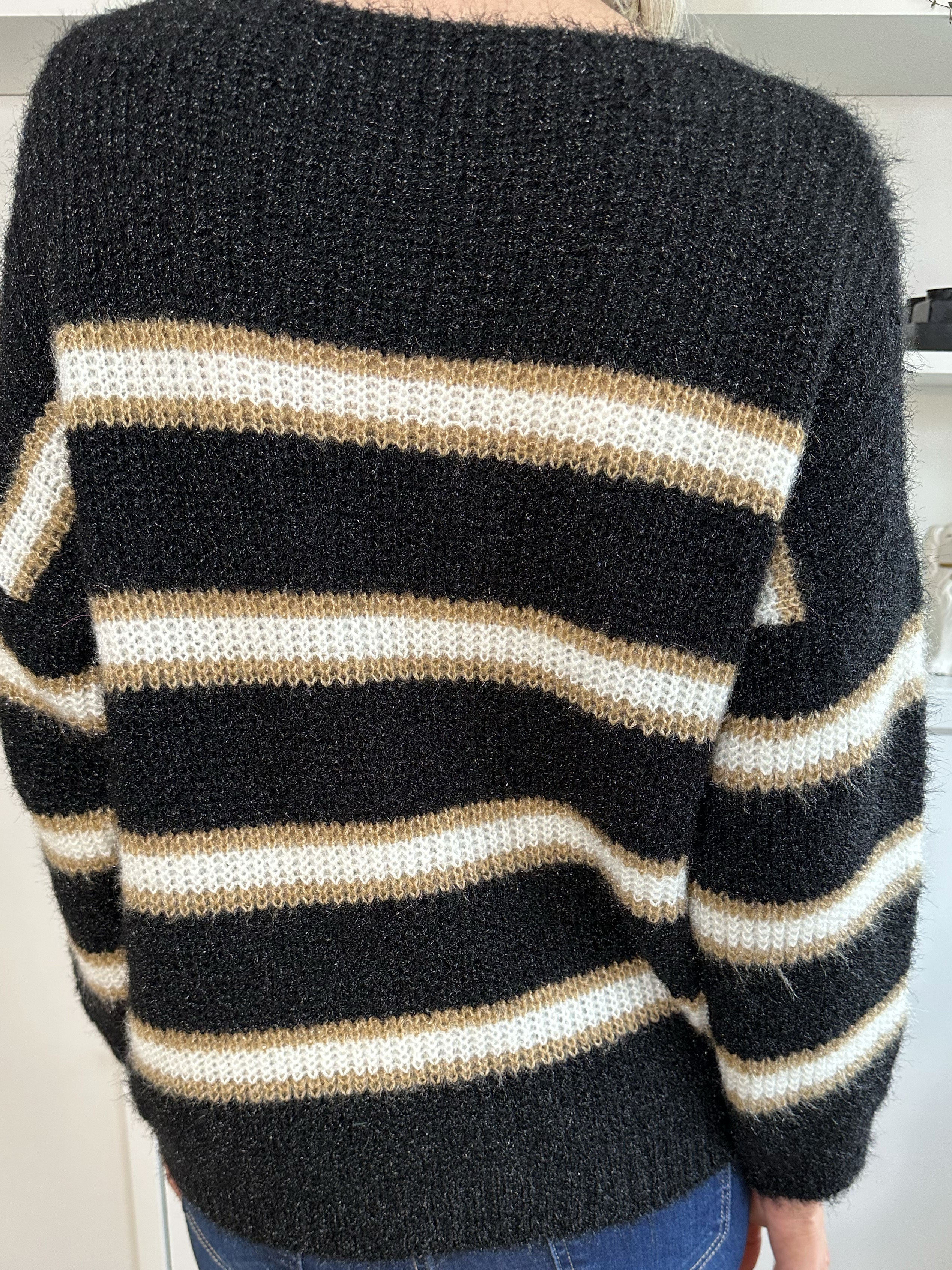 Nemo - Söt stickning med färgade ränder och v-ringning