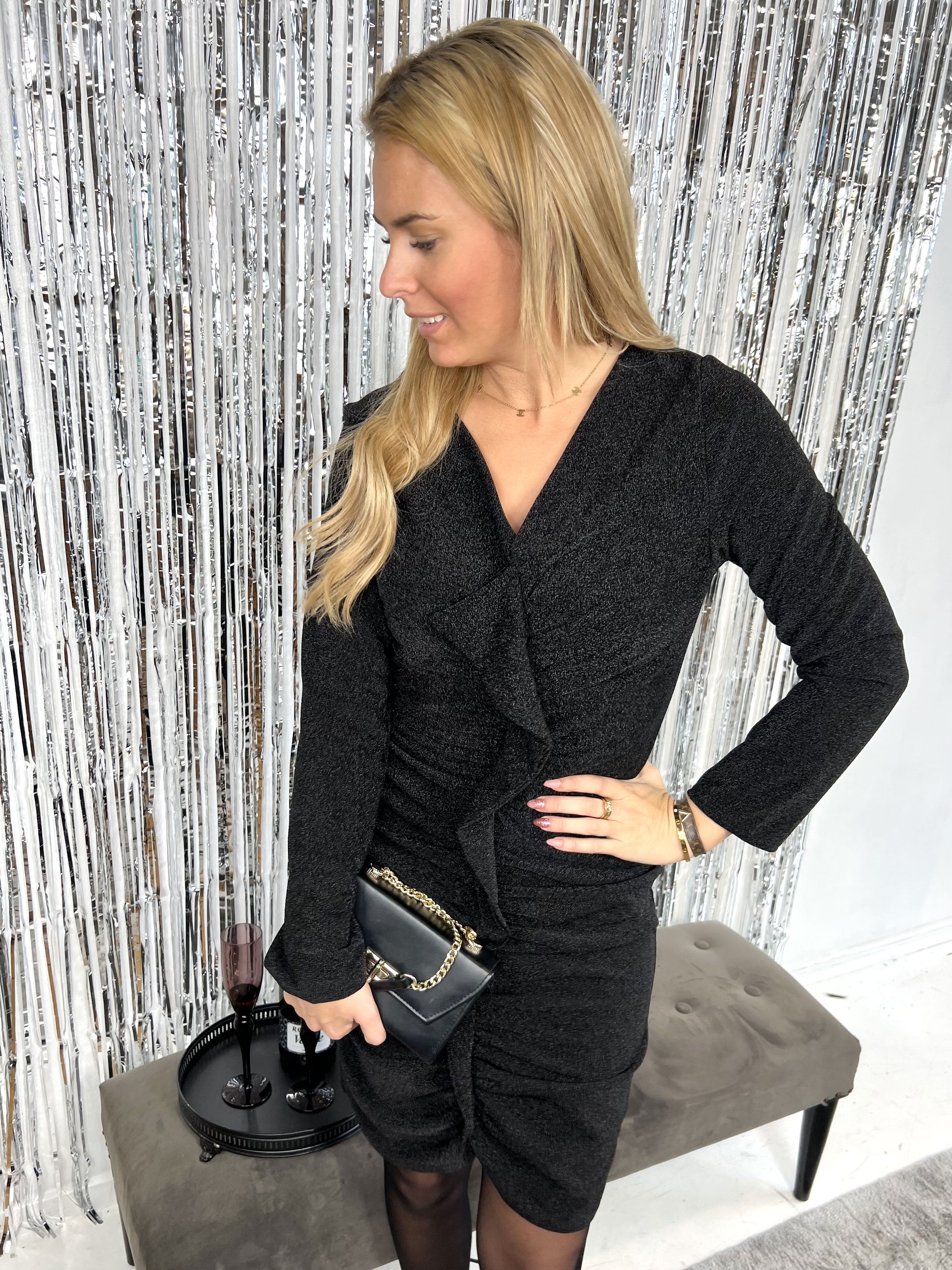 Amelita - Glitterklänning med volang i mitten