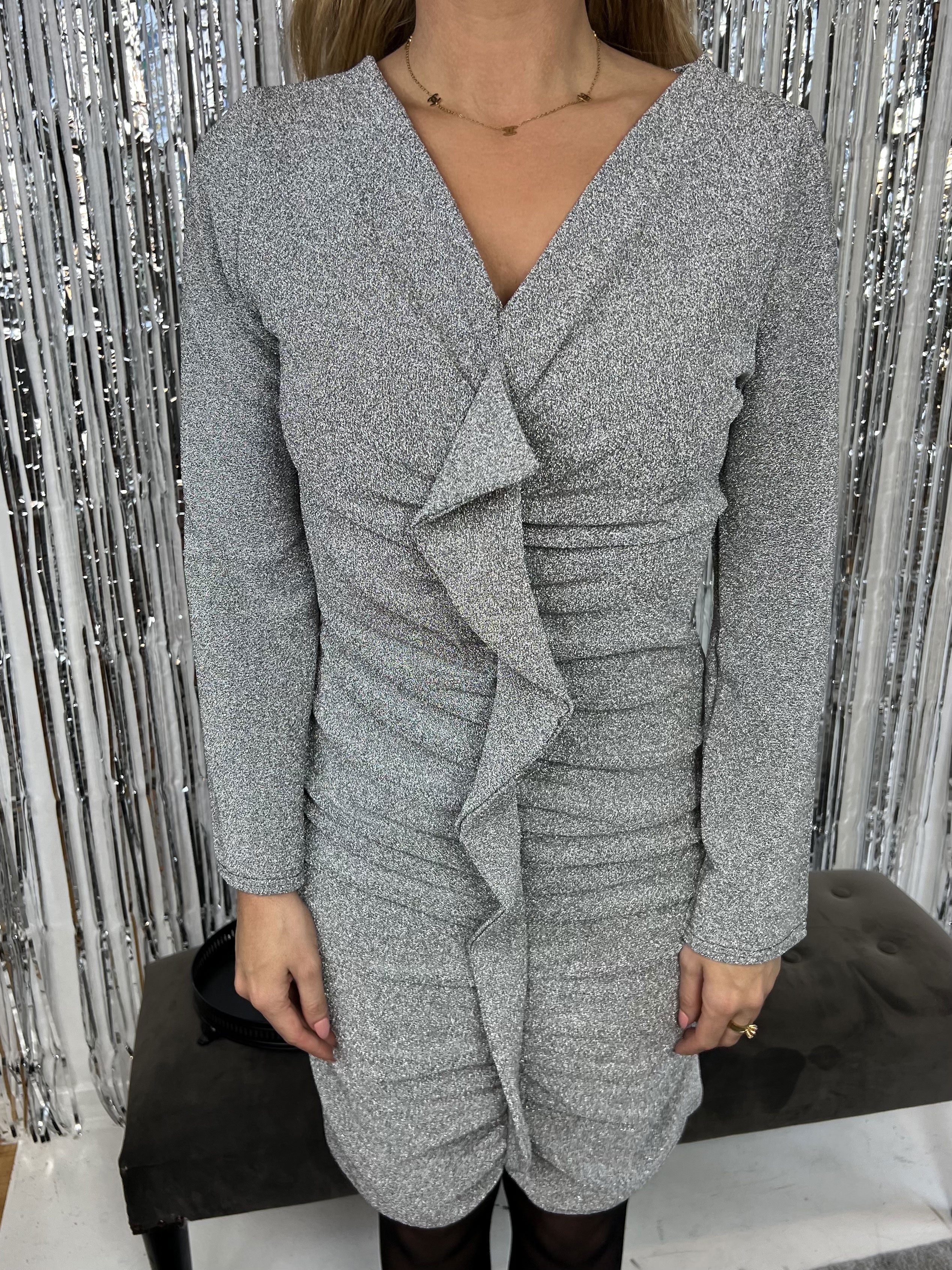 Amelita - Glitterklänning med volang i mitten