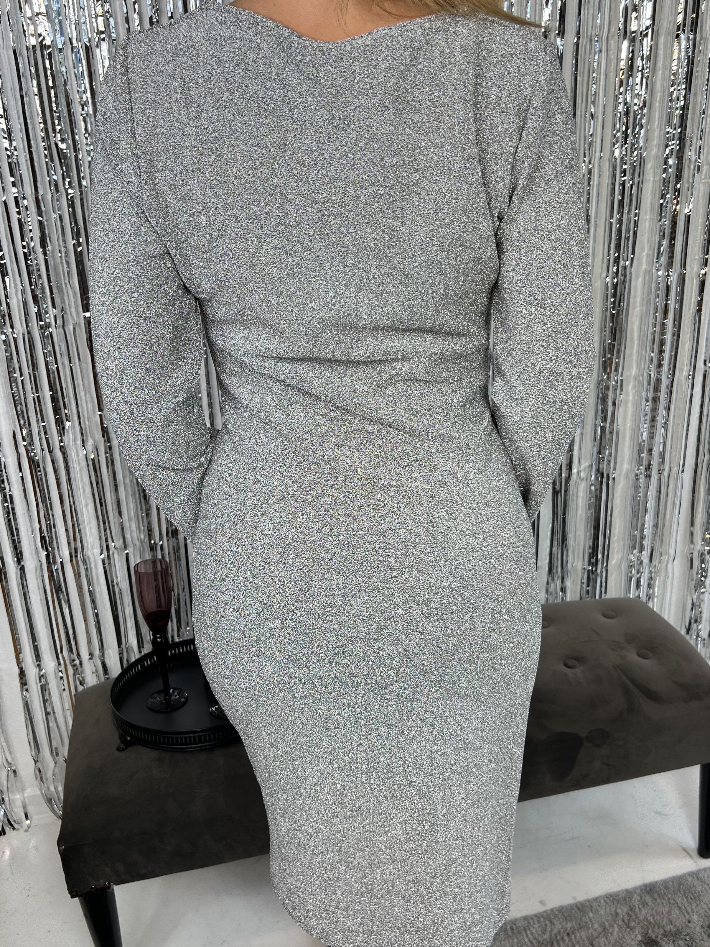 Amelita - Glitterklänning med volang i mitten