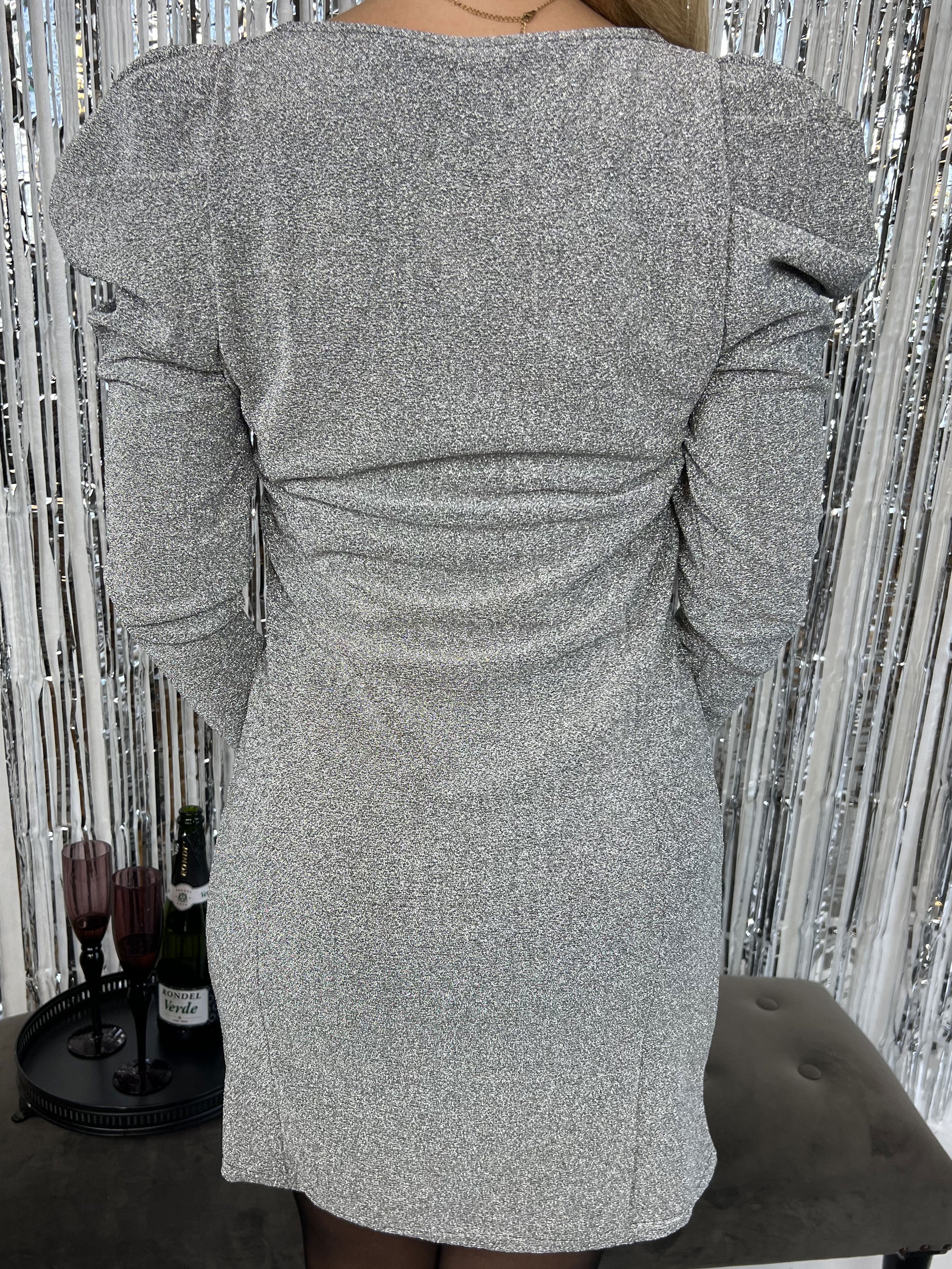 Tatiana - Elegant glitterklänning med puffärmar