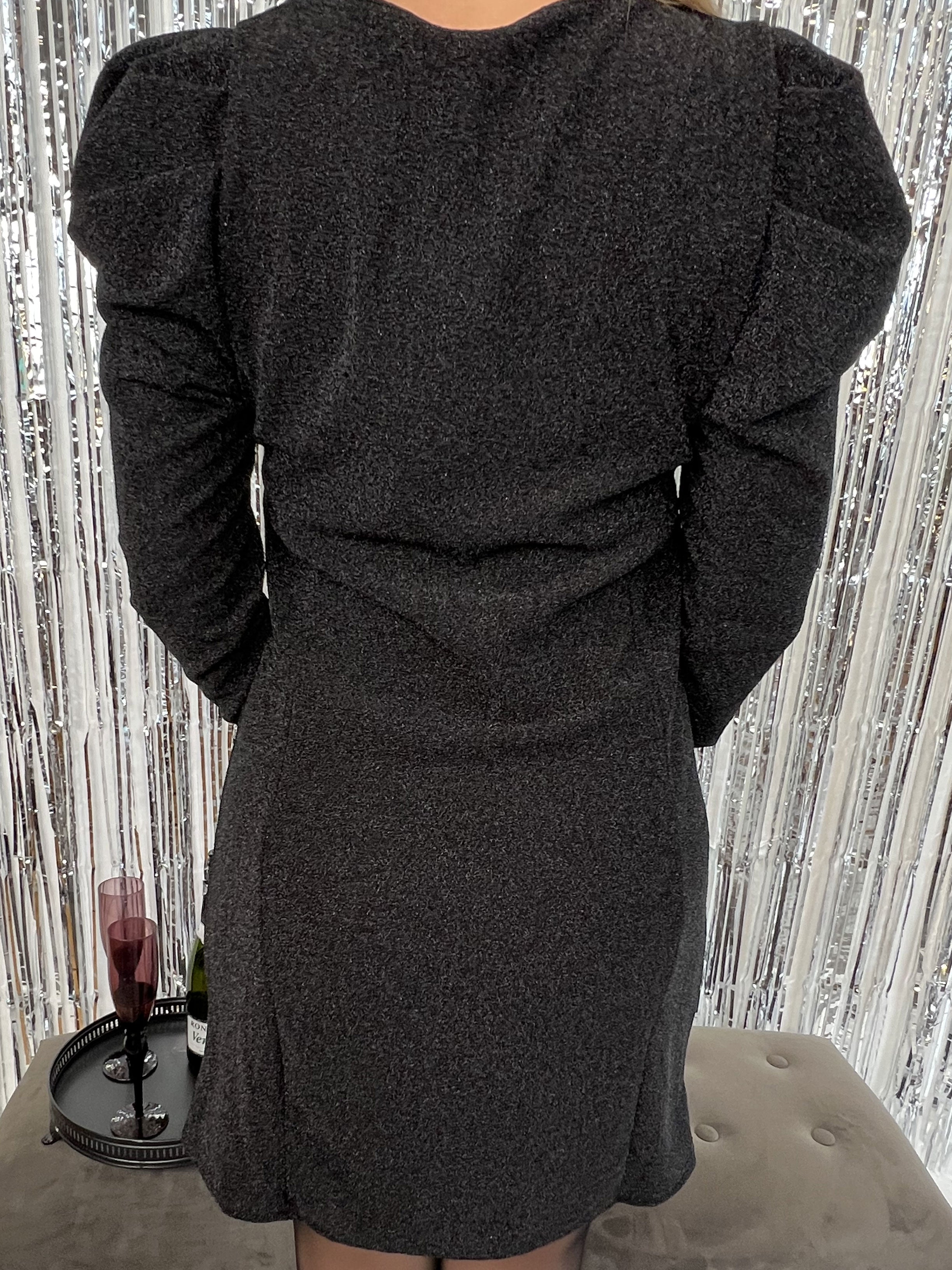 Tatiana - Elegant glitterklänning med puffärmar