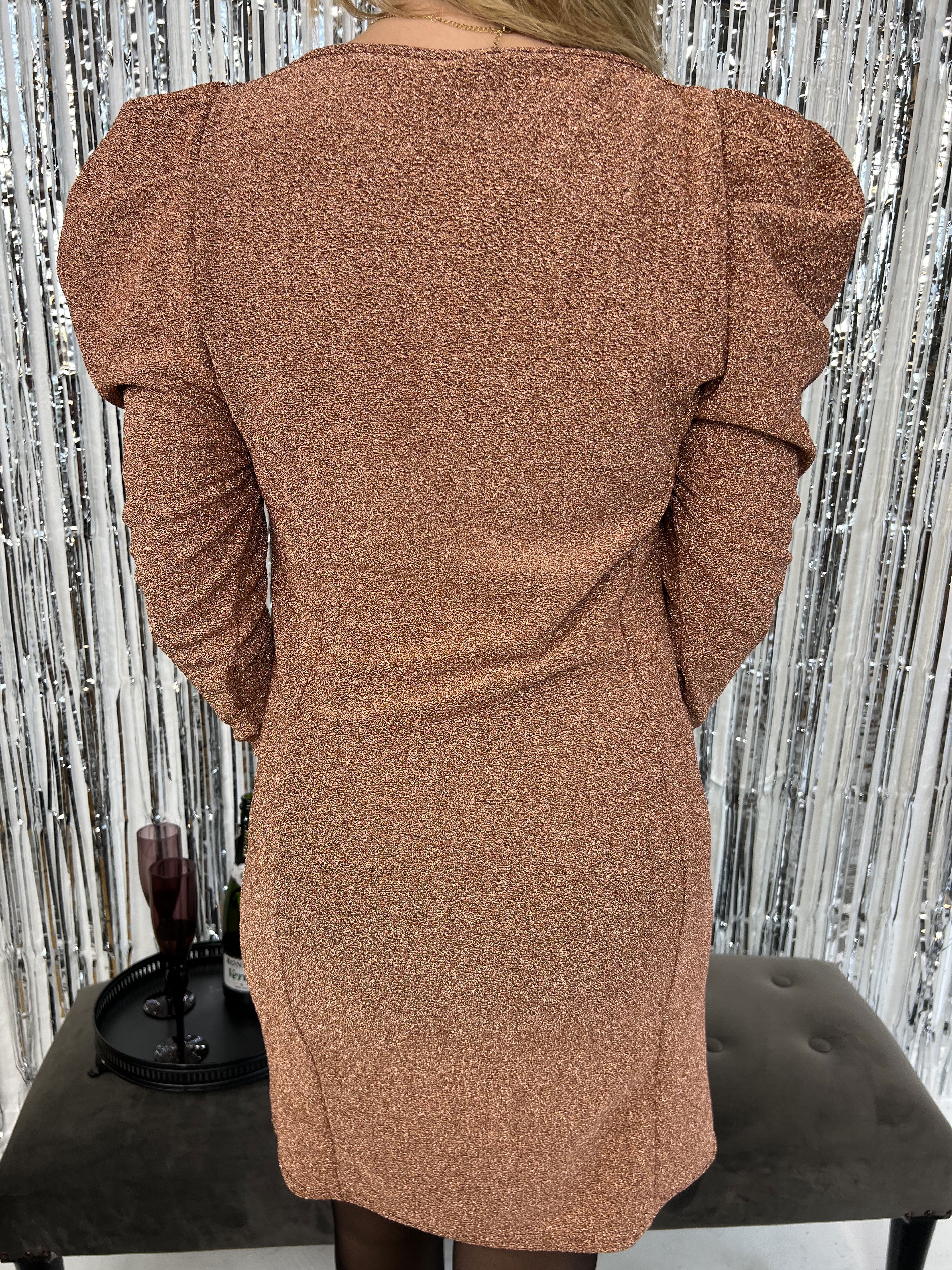 Tatiana - Elegant glitterklänning med puffärmar