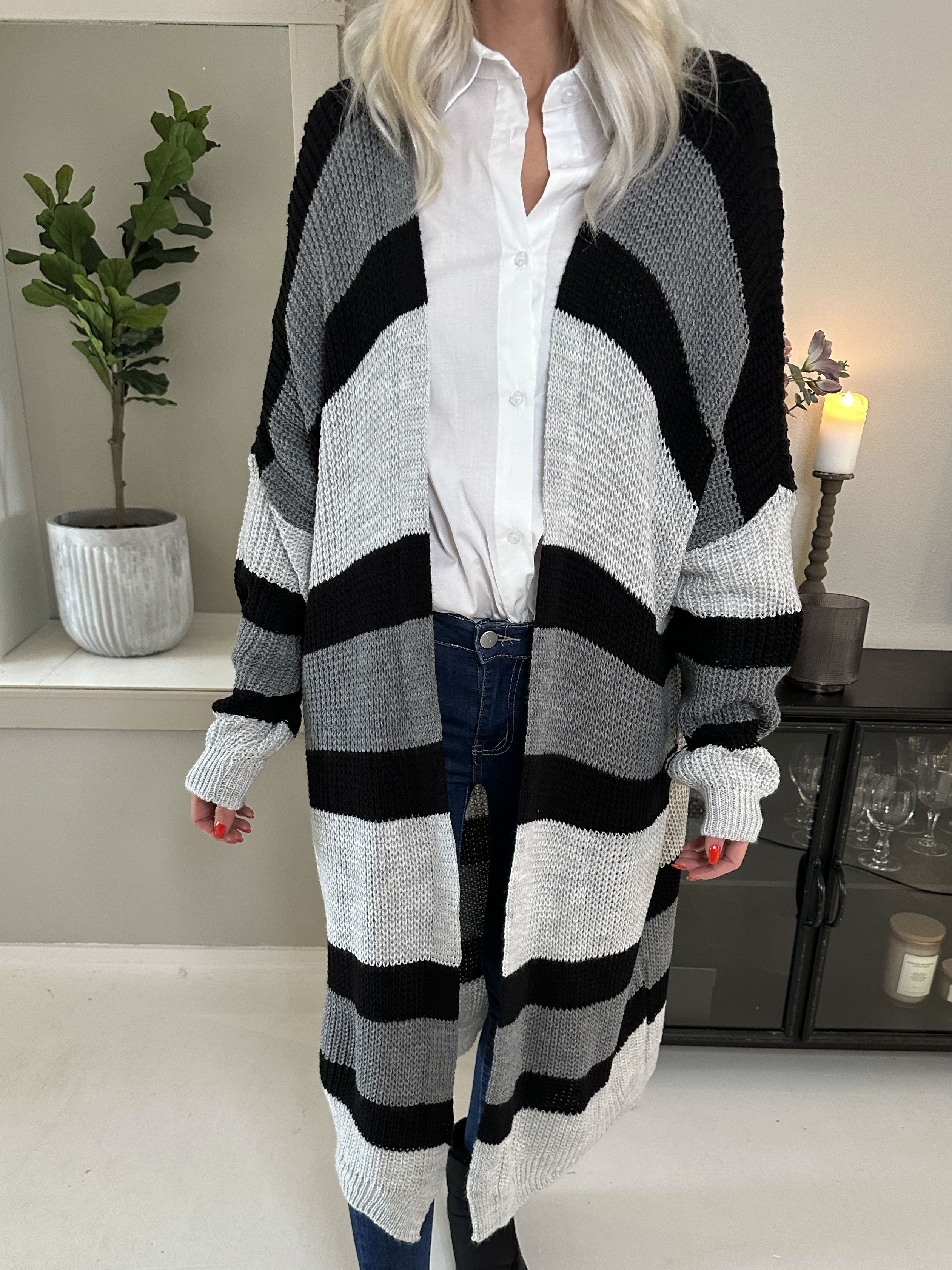 Fekla - Lång stickad kofta med flerfärgade ränder