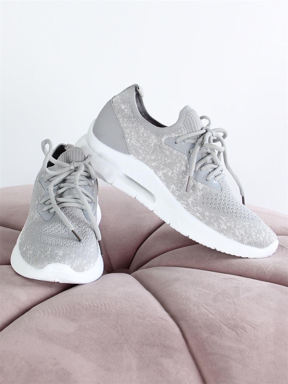 Evelyn - Grå strumpskor med vit solid sula