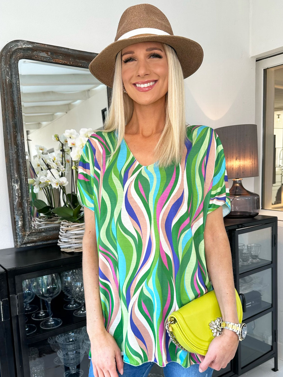 Kirsa - Mjuk flerfärgad blus med v-hals