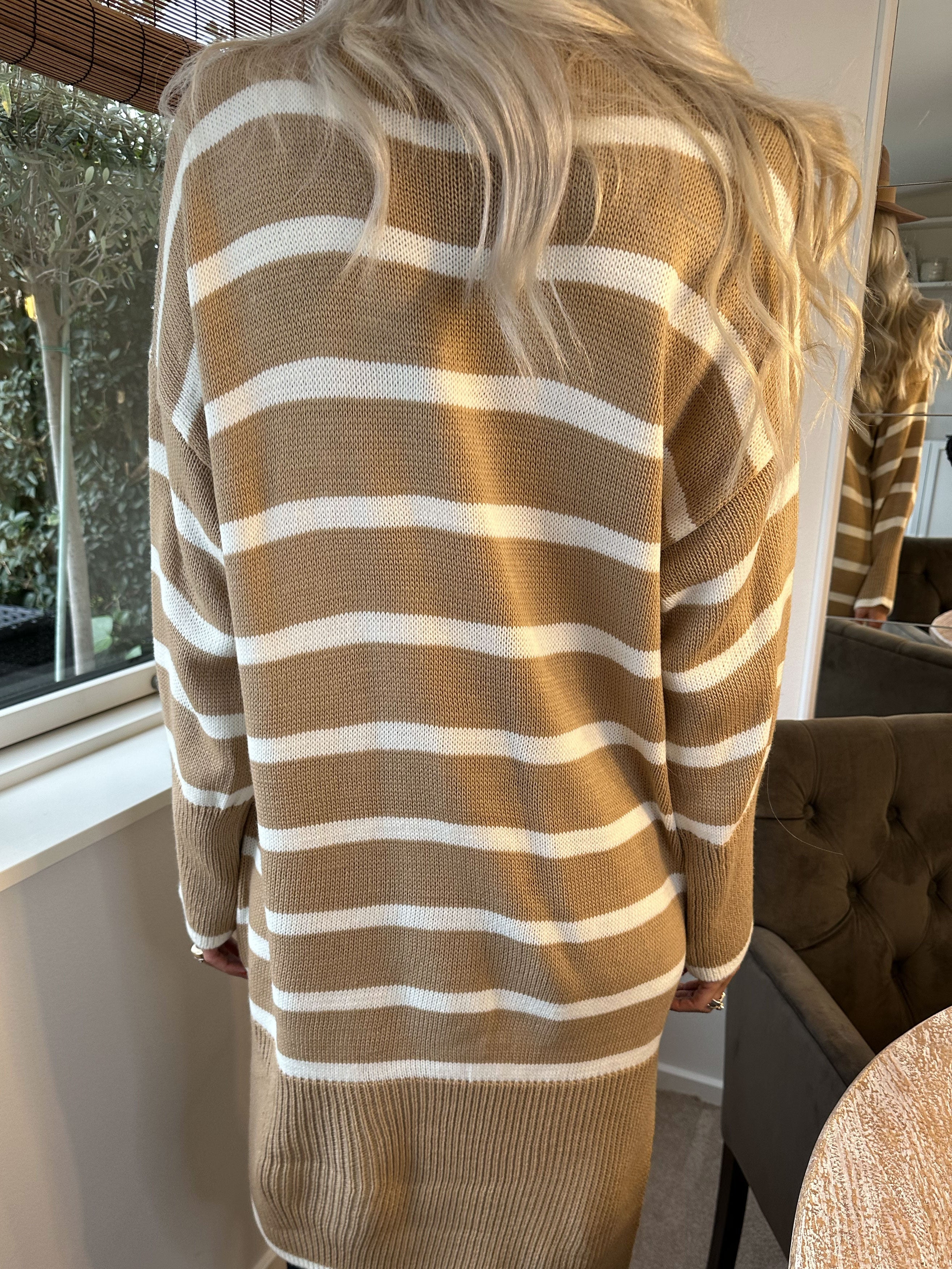 Safiya - Söt stickad klänning med ränder