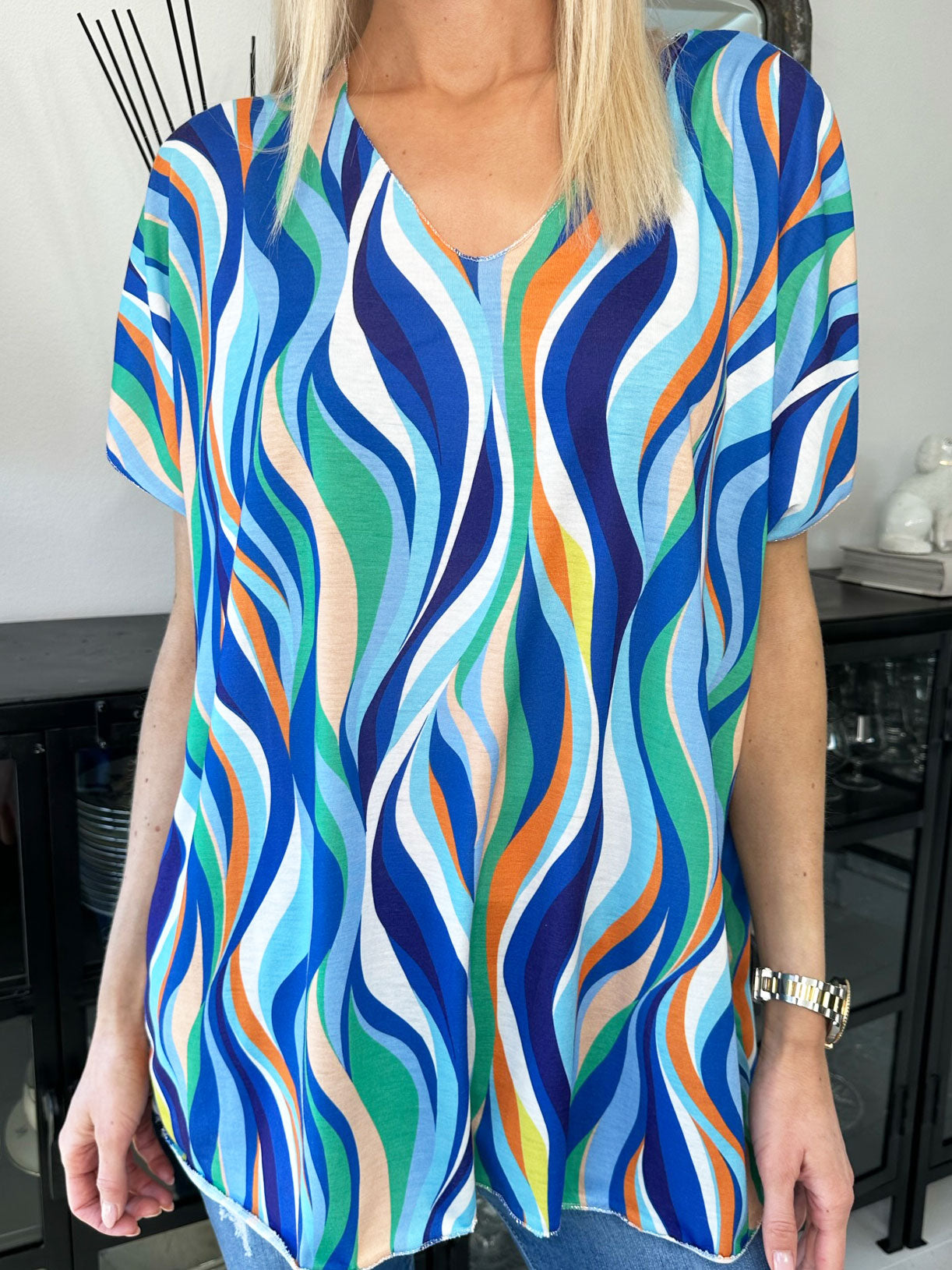 Kirsa - Mjuk flerfärgad blus med v-hals