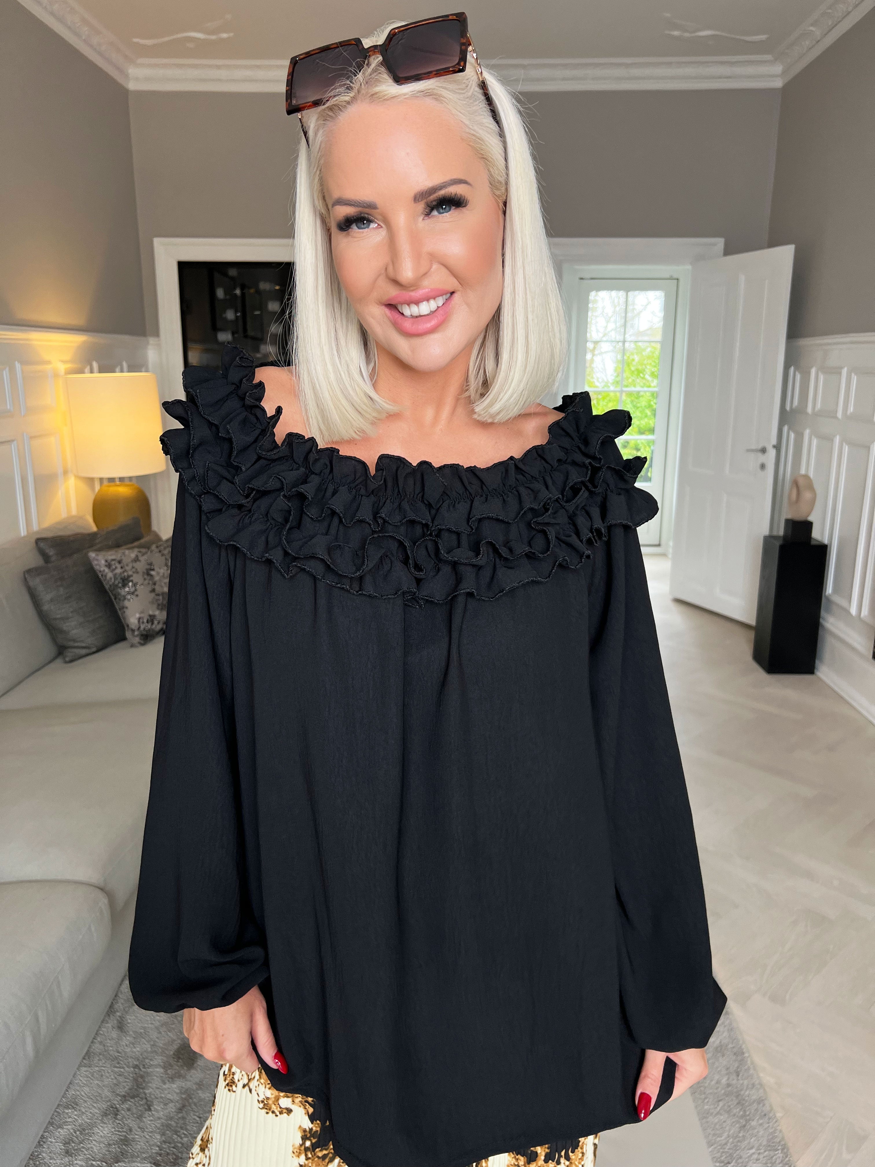 Chili - Finst tunikablus med volanger i halsen