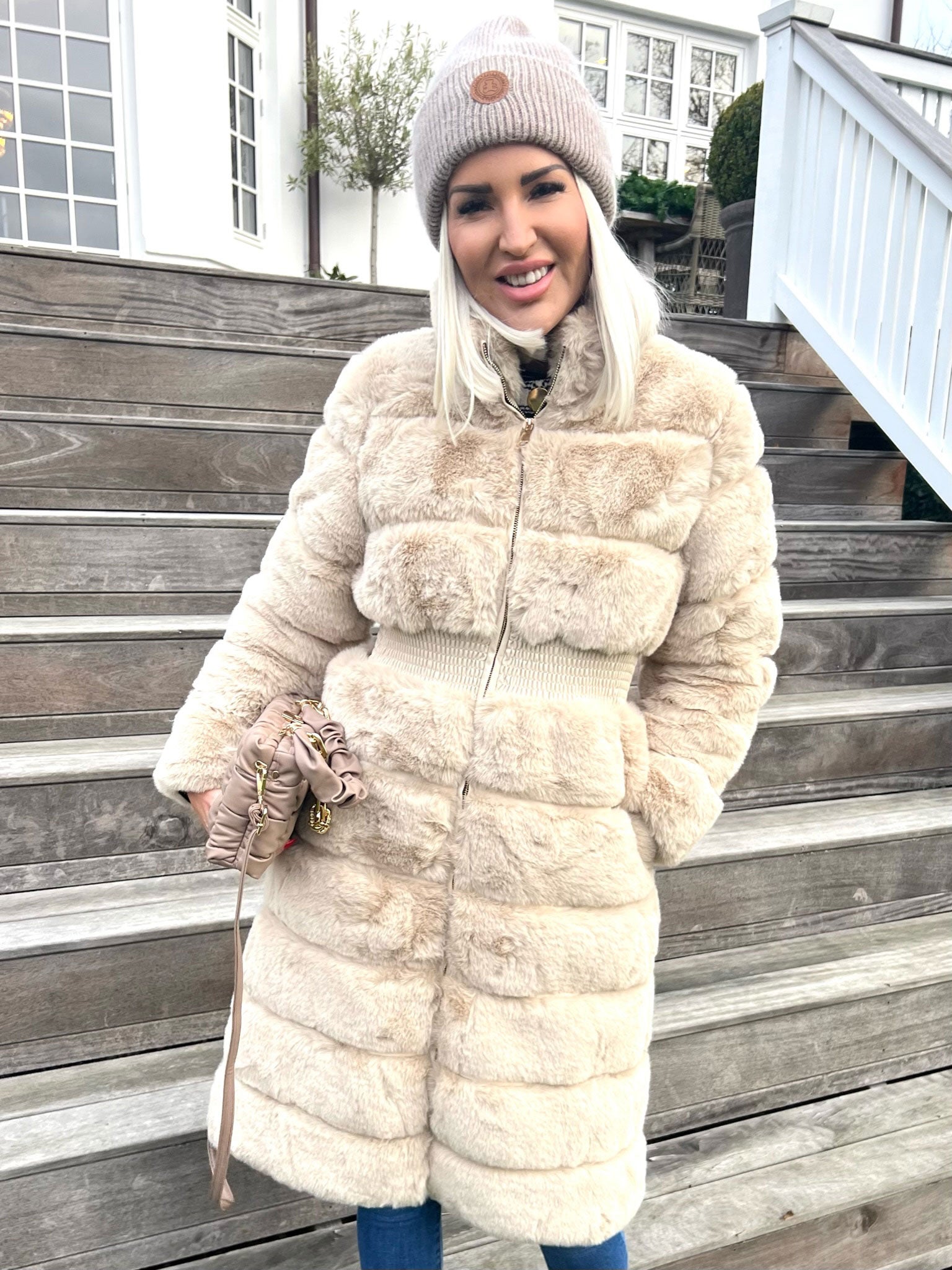 Darya - Fake Fur jacka med resår i midjan