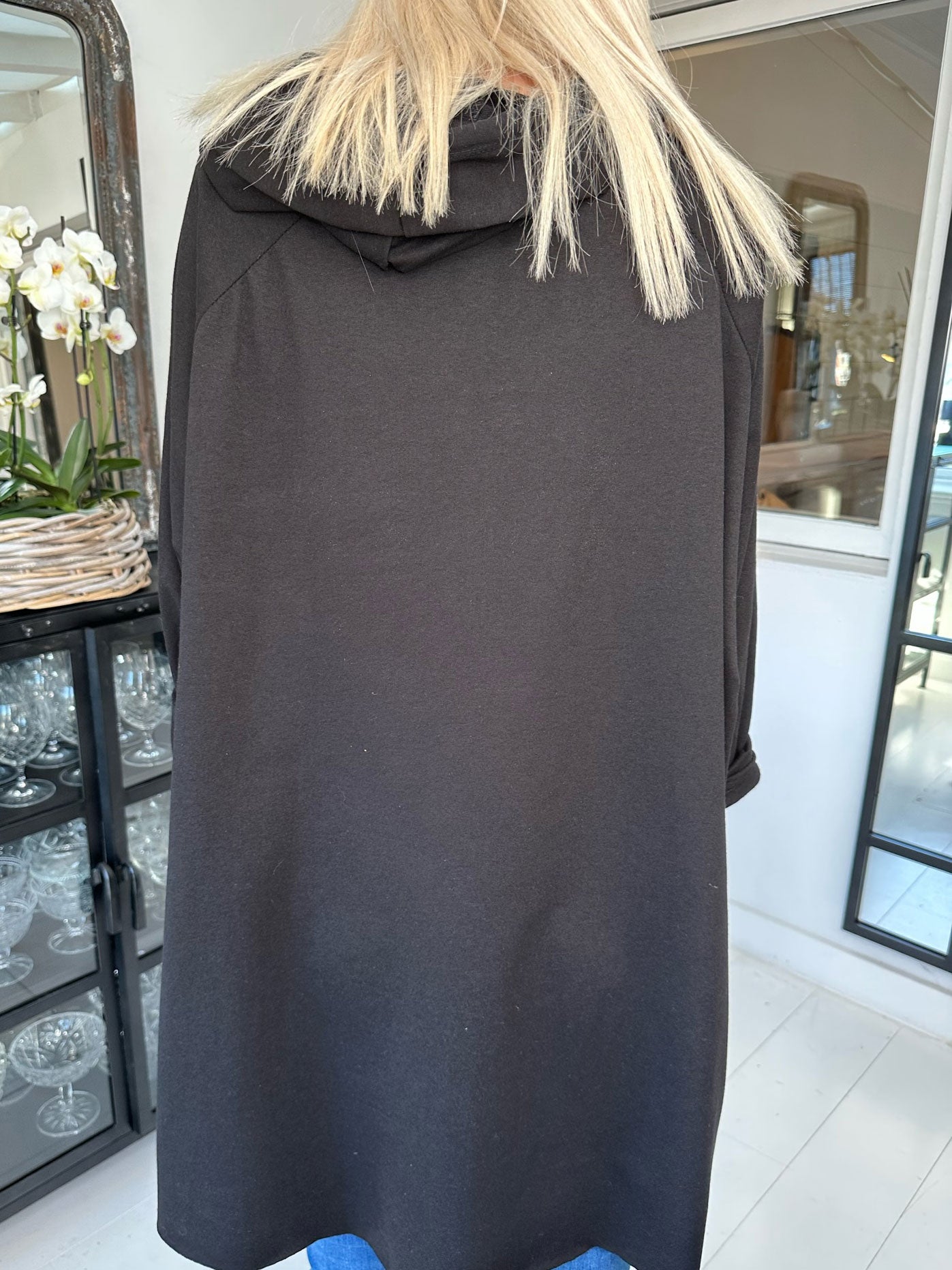 Cecilia - Sweatshirtklänning med luva och guldigt vogue-tryck