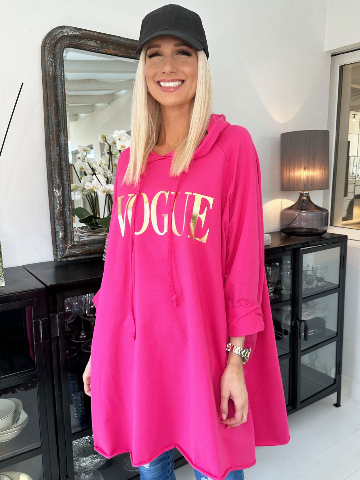 Cecilia - Sweatshirtklänning med luva och guldigt vogue-tryck