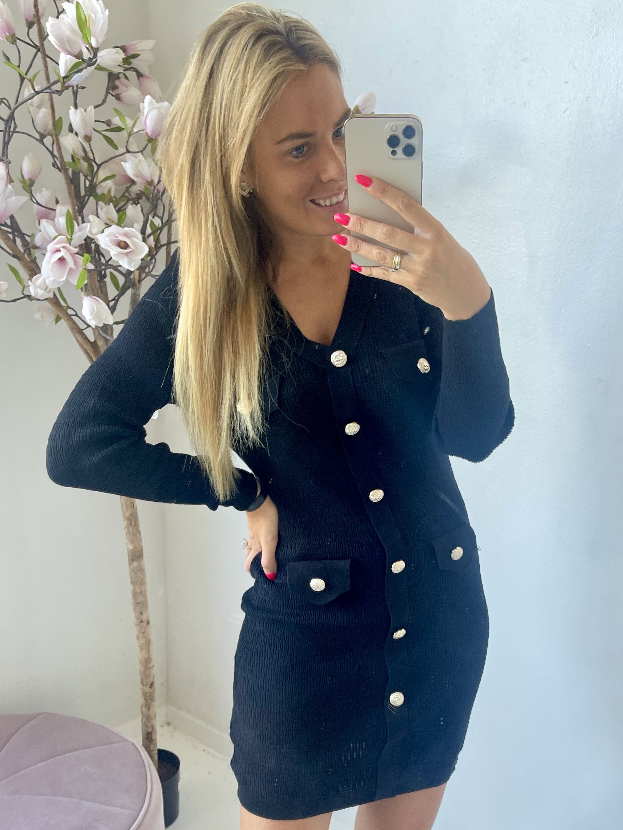 Melody -  Vacker klänning i viskos med guldknappar