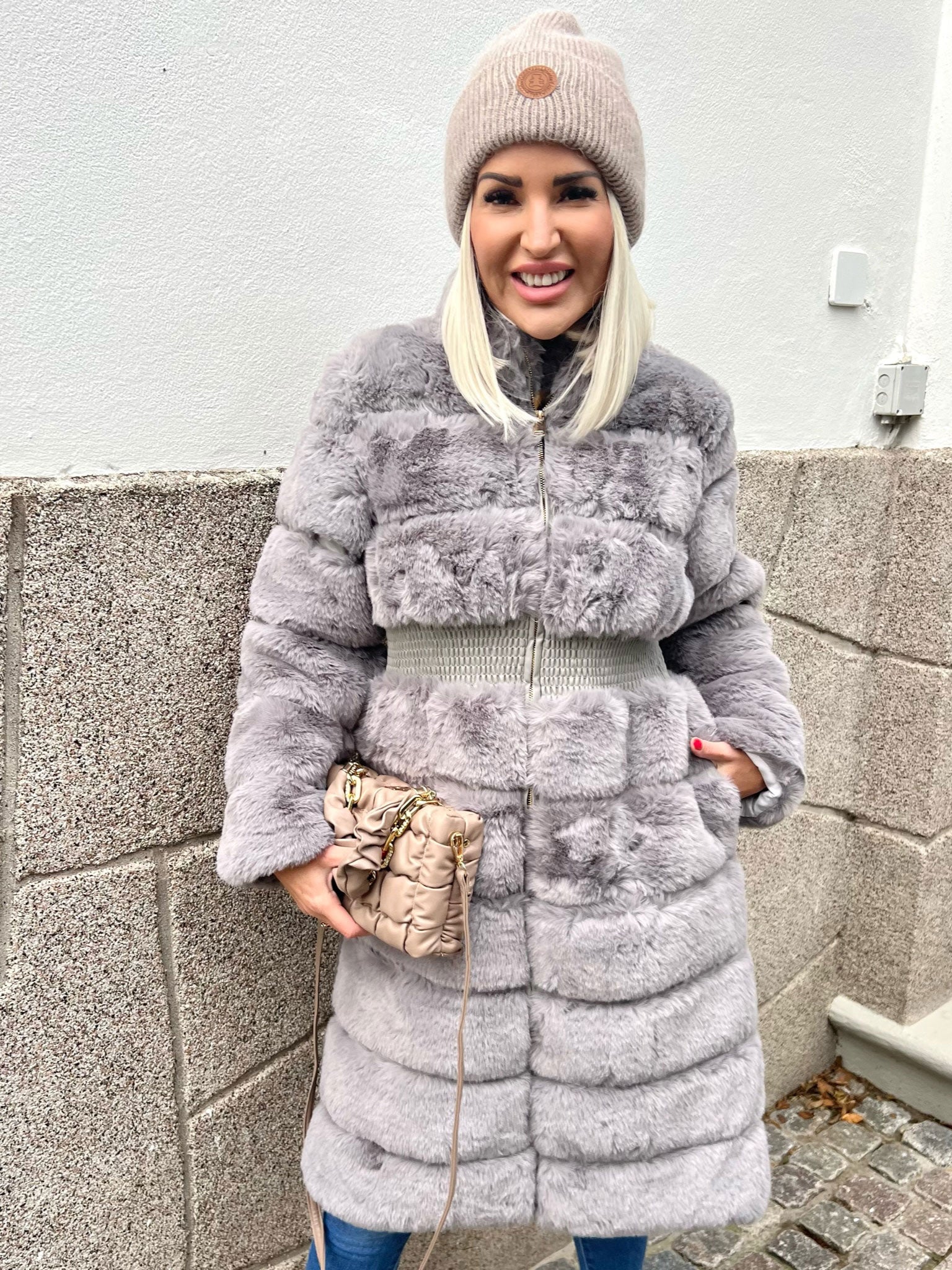 Darya - Fake Fur jacka med resår i midjan