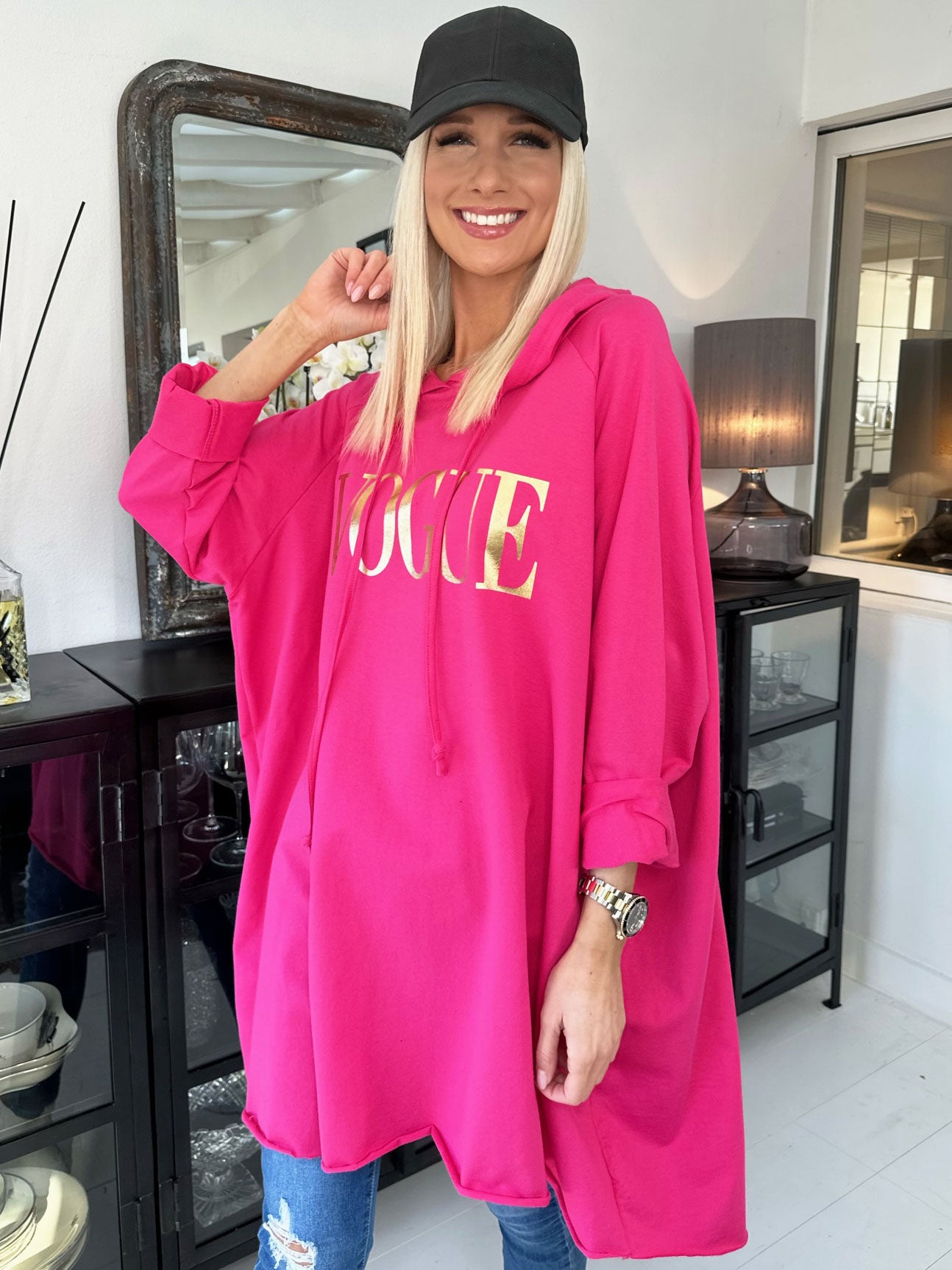 Cecilia - Sweatshirtklänning med luva och guldigt vogue-tryck