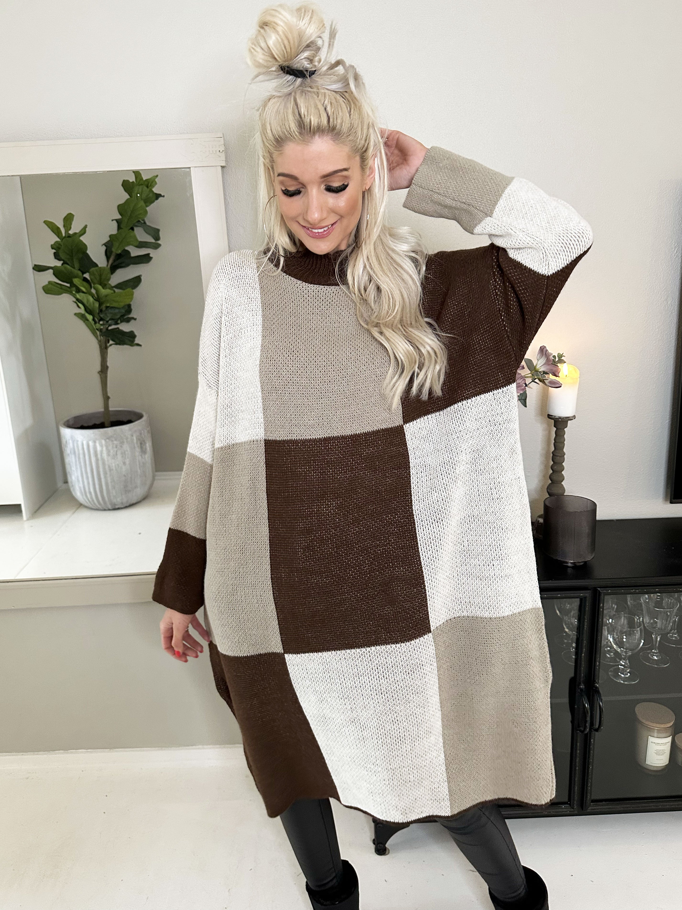 Malika - Lång rutig stickad klänning med rullkrage - Black