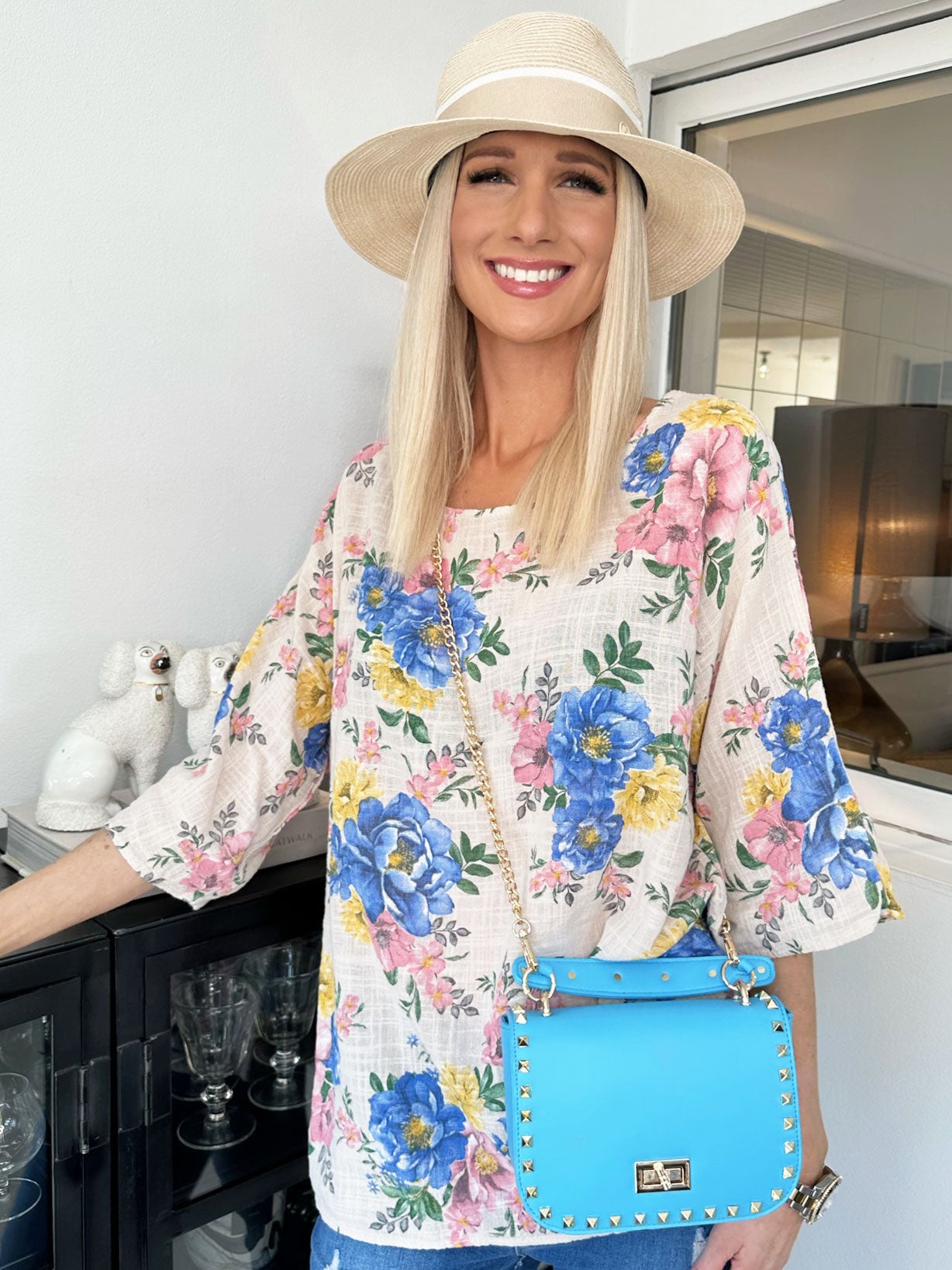 Gissele - Söt blus i linne-liknande tyg med blommönster