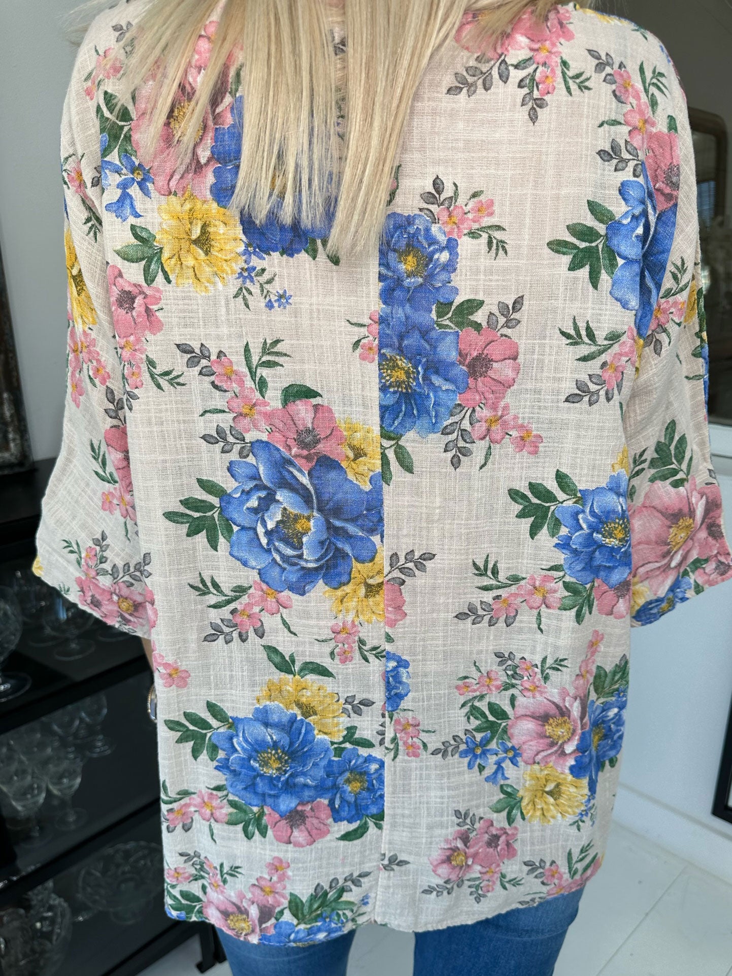 Gissele - Söt blus i linne-liknande tyg med blommönster