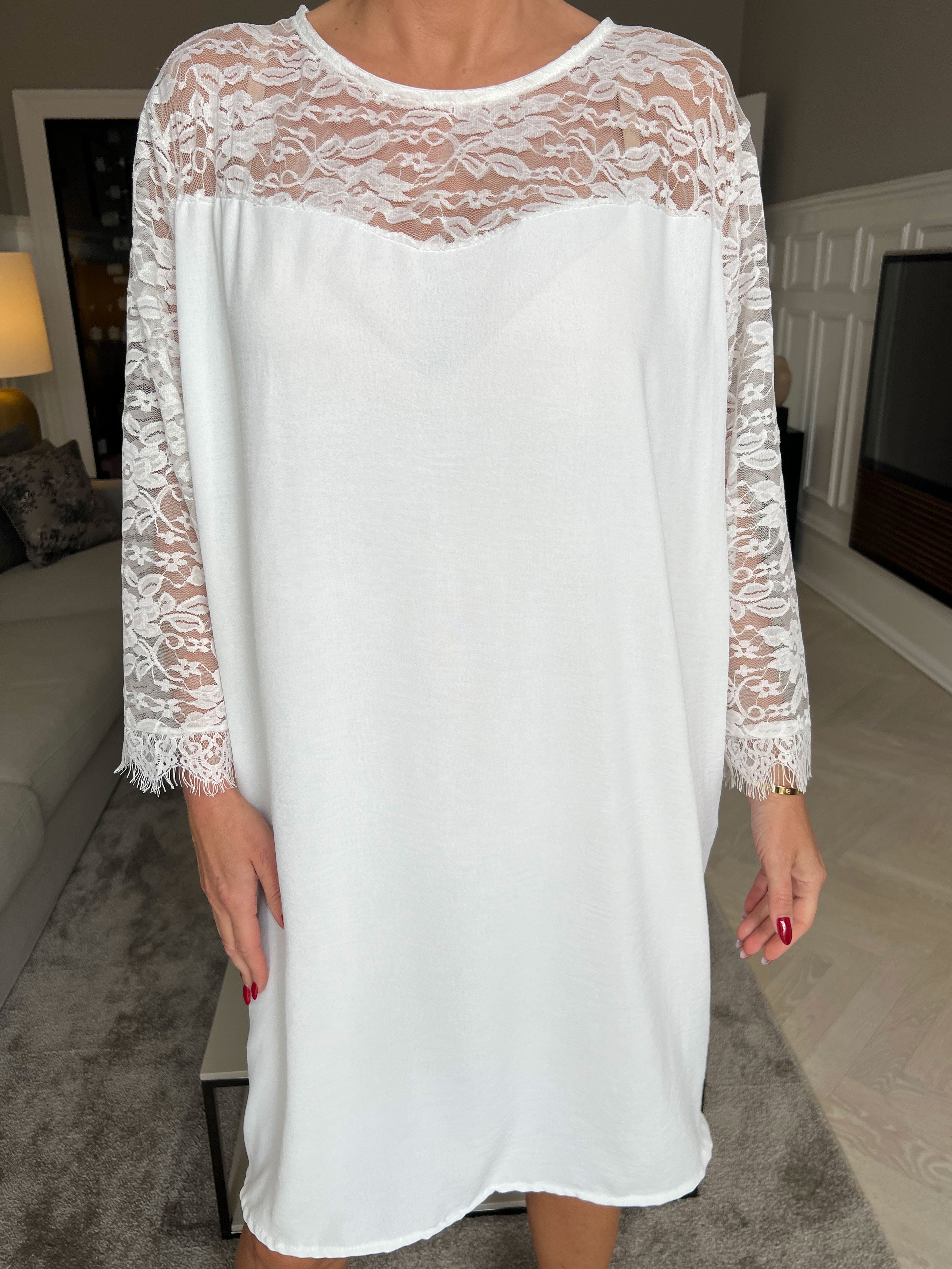 Nadine dress - Söt spetsklänning med rosett i ryggen