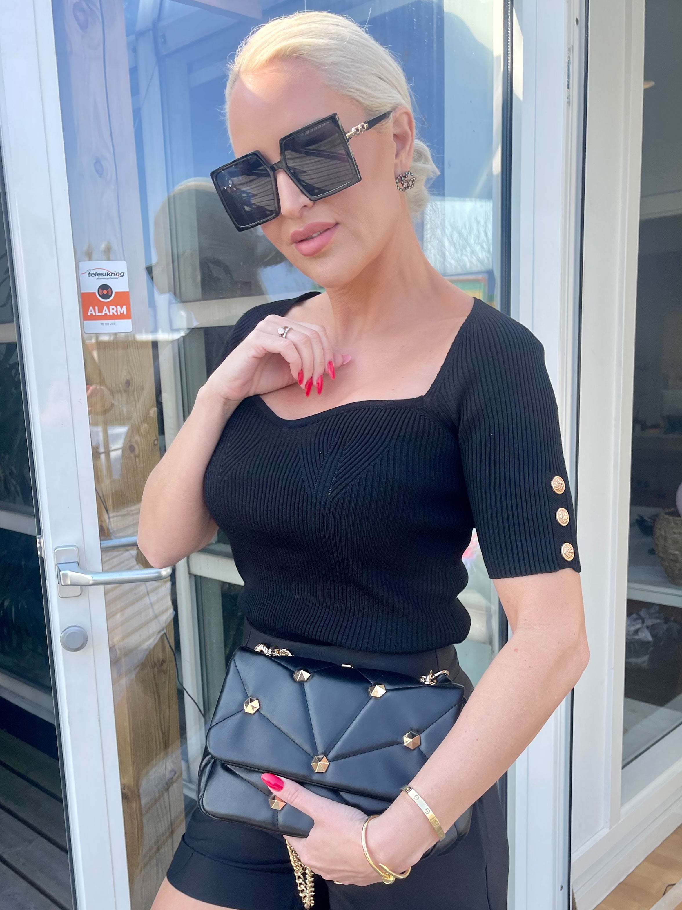 Lilli - Beigefarvet bluse med hjerteudskæring og guldknapper