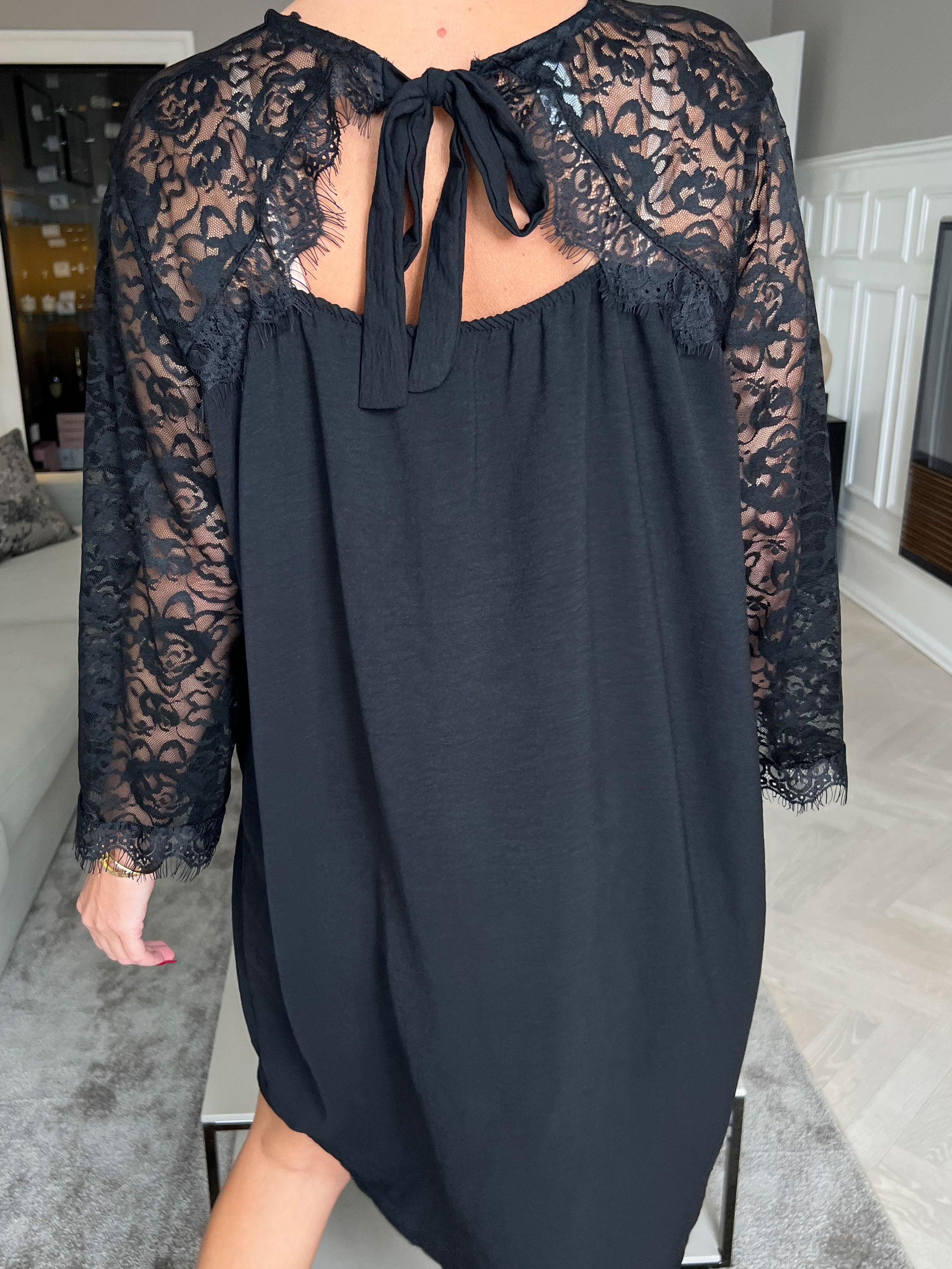 Nadine dress - Söt spetsklänning med rosett i ryggen