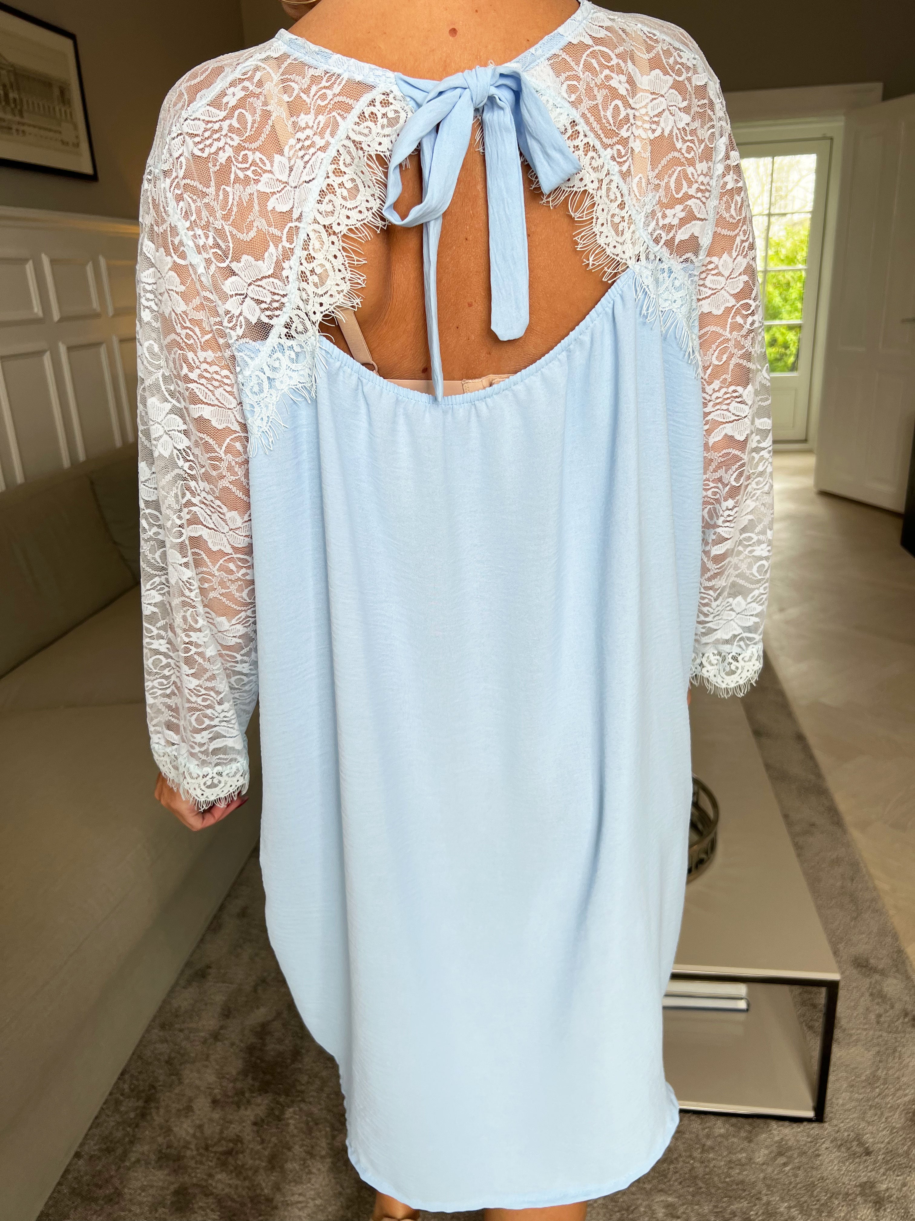 Nadine dress - Söt spetsklänning med rosett i ryggen