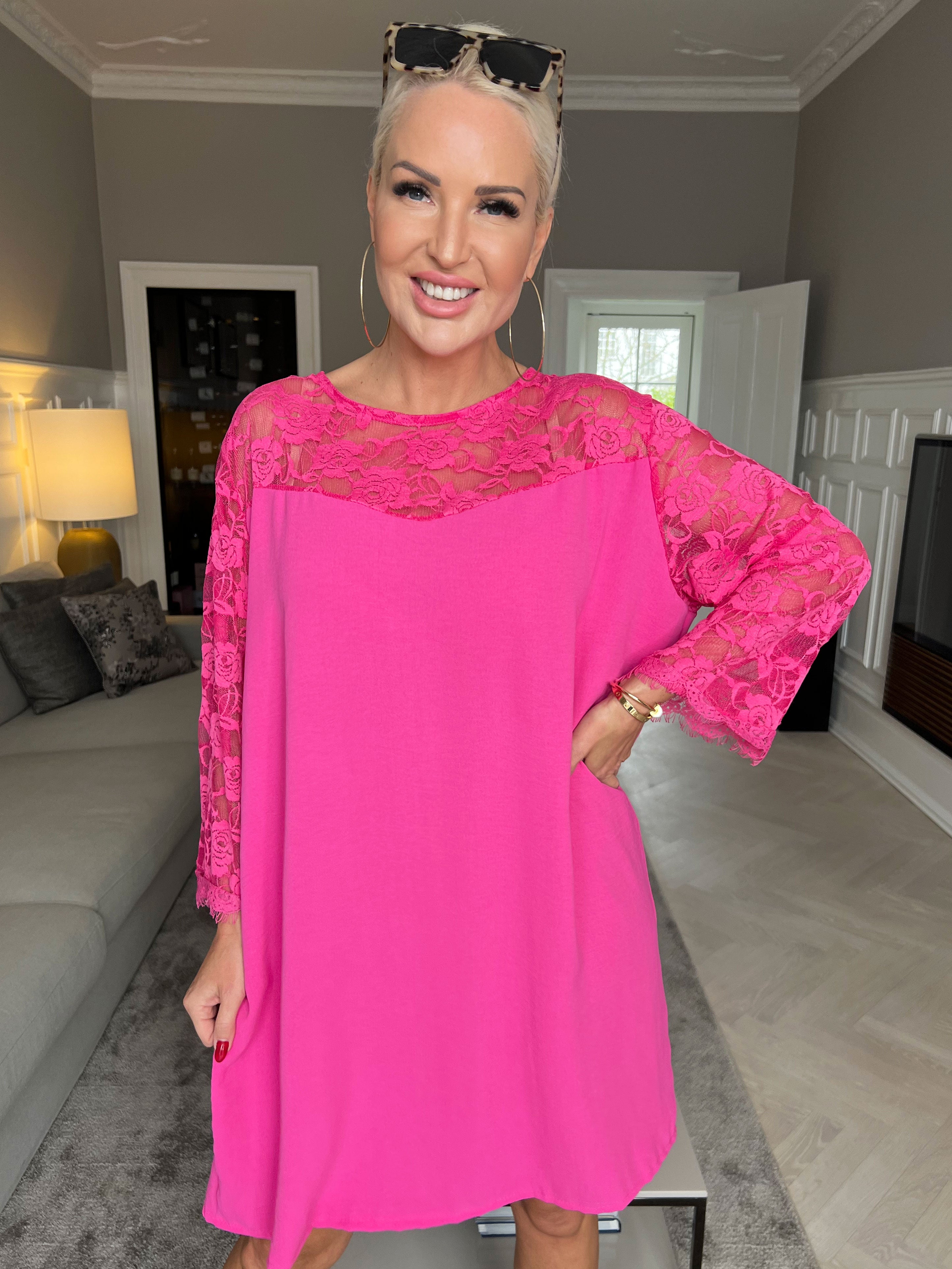 Nadine dress - Söt spetsklänning med rosett i ryggen