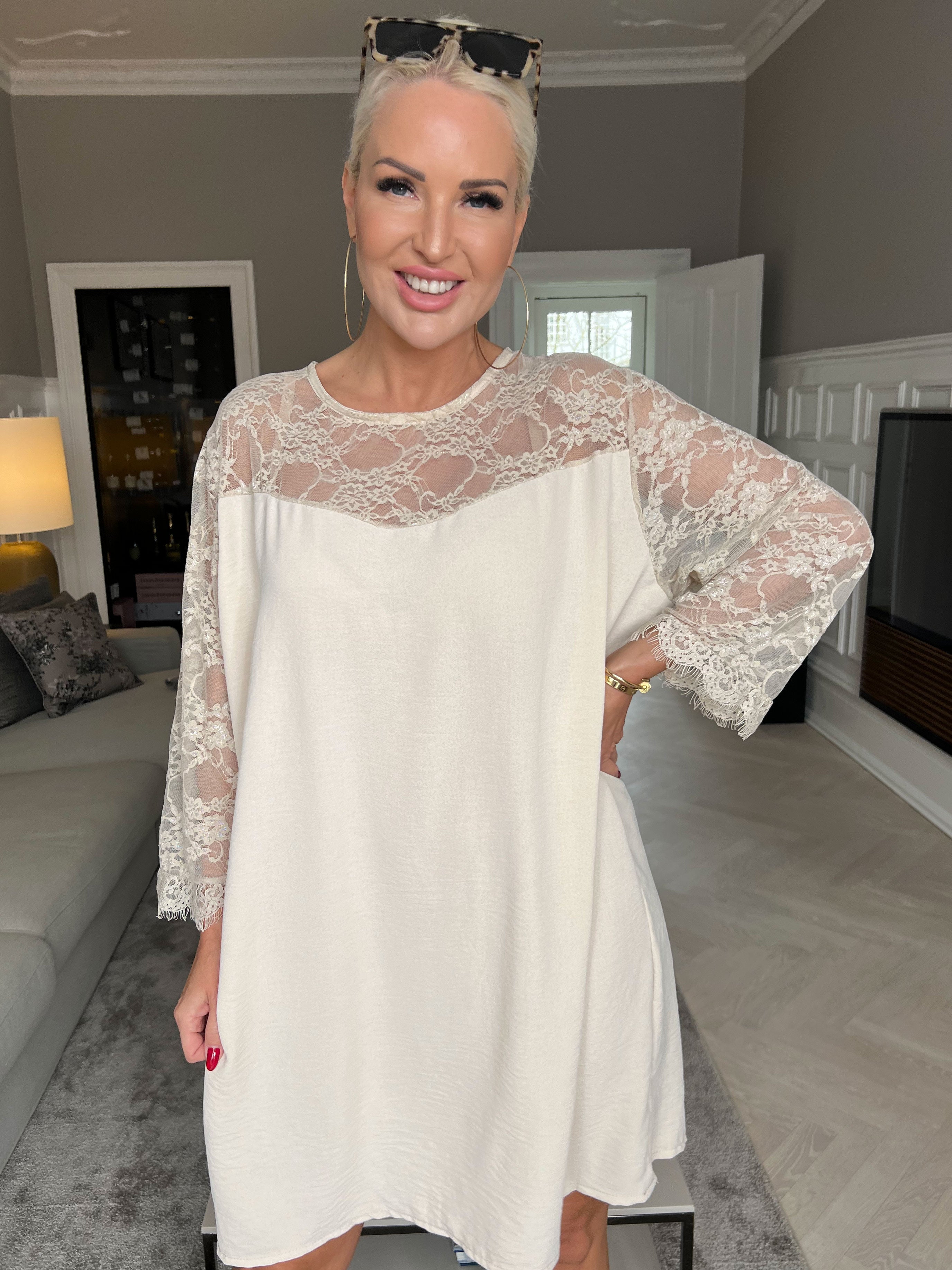 Nadine dress - Söt spetsklänning med rosett i ryggen