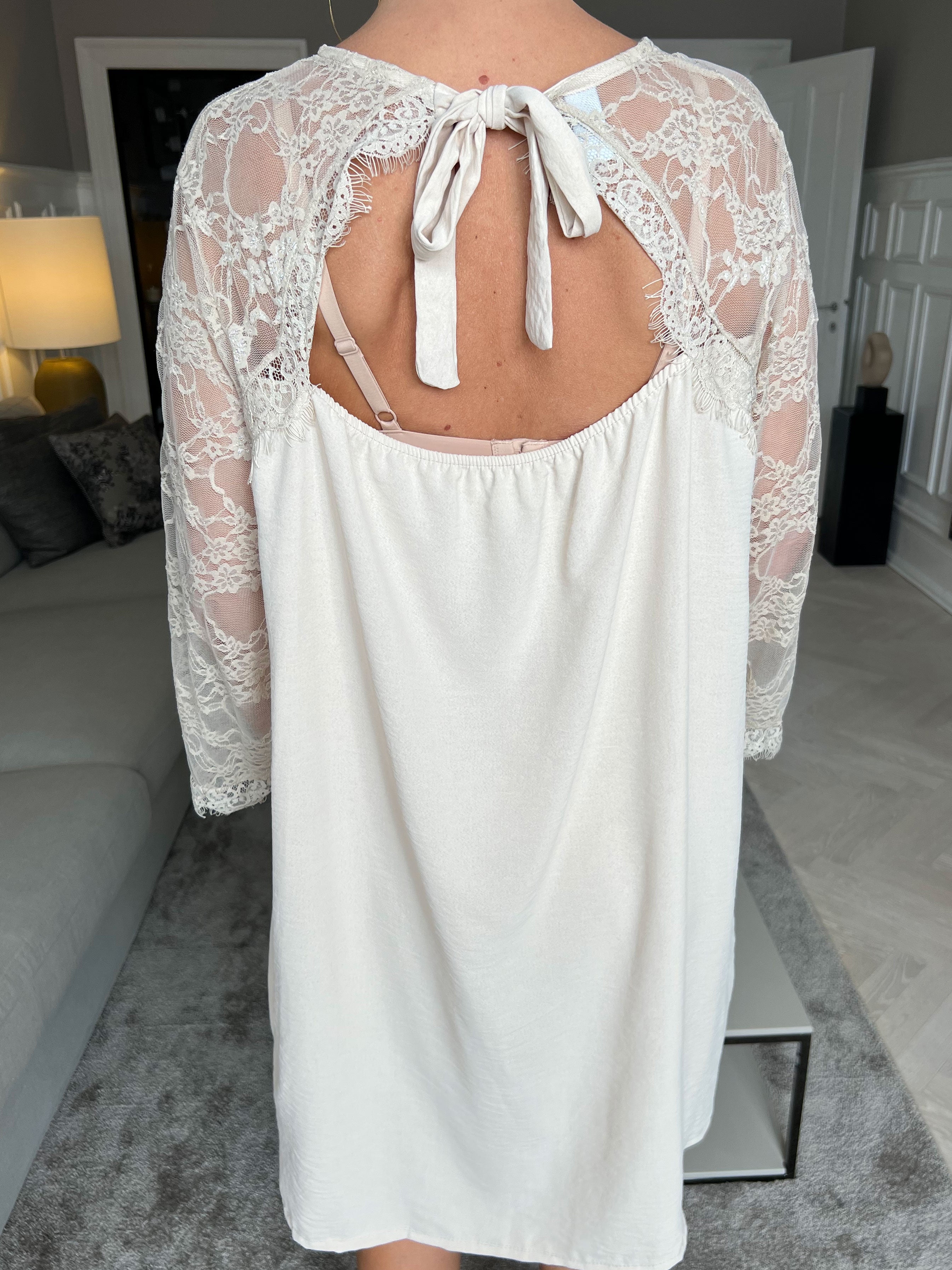 Nadine dress - Söt spetsklänning med rosett i ryggen