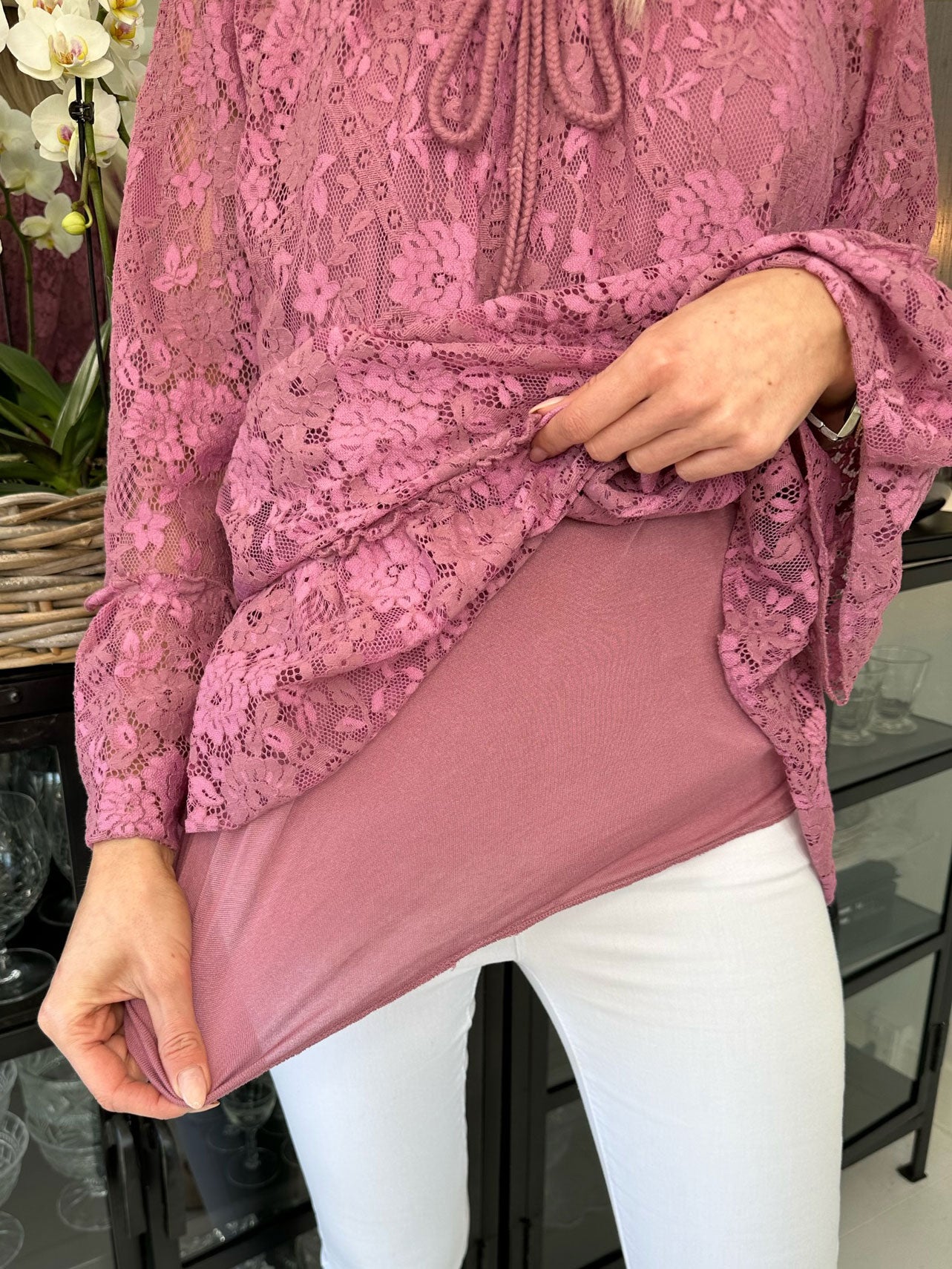 Trille - Söt spetstunika med volangkant