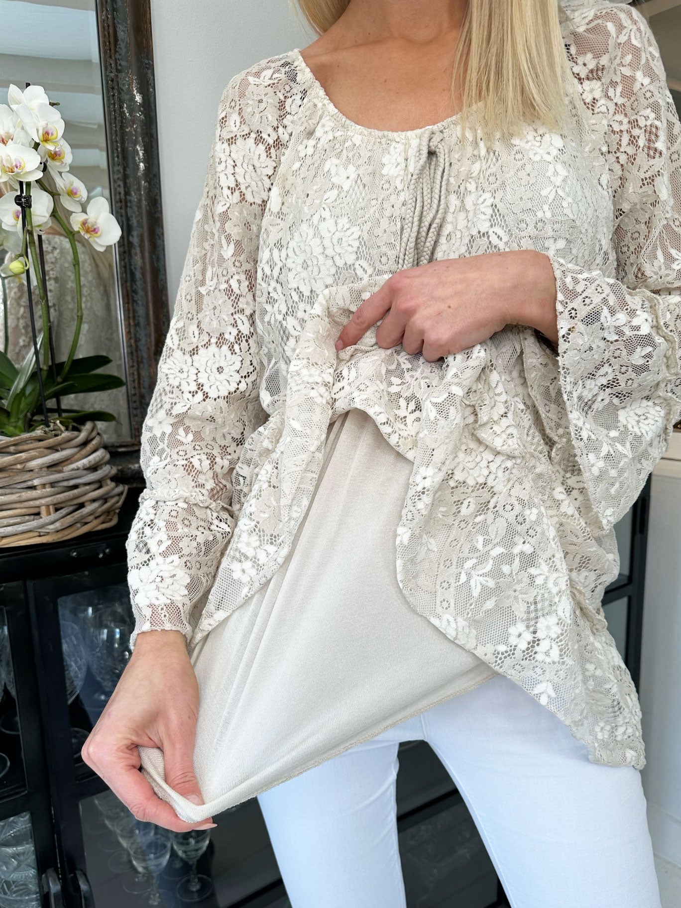 Trille - Söt spetstunika med volangkant