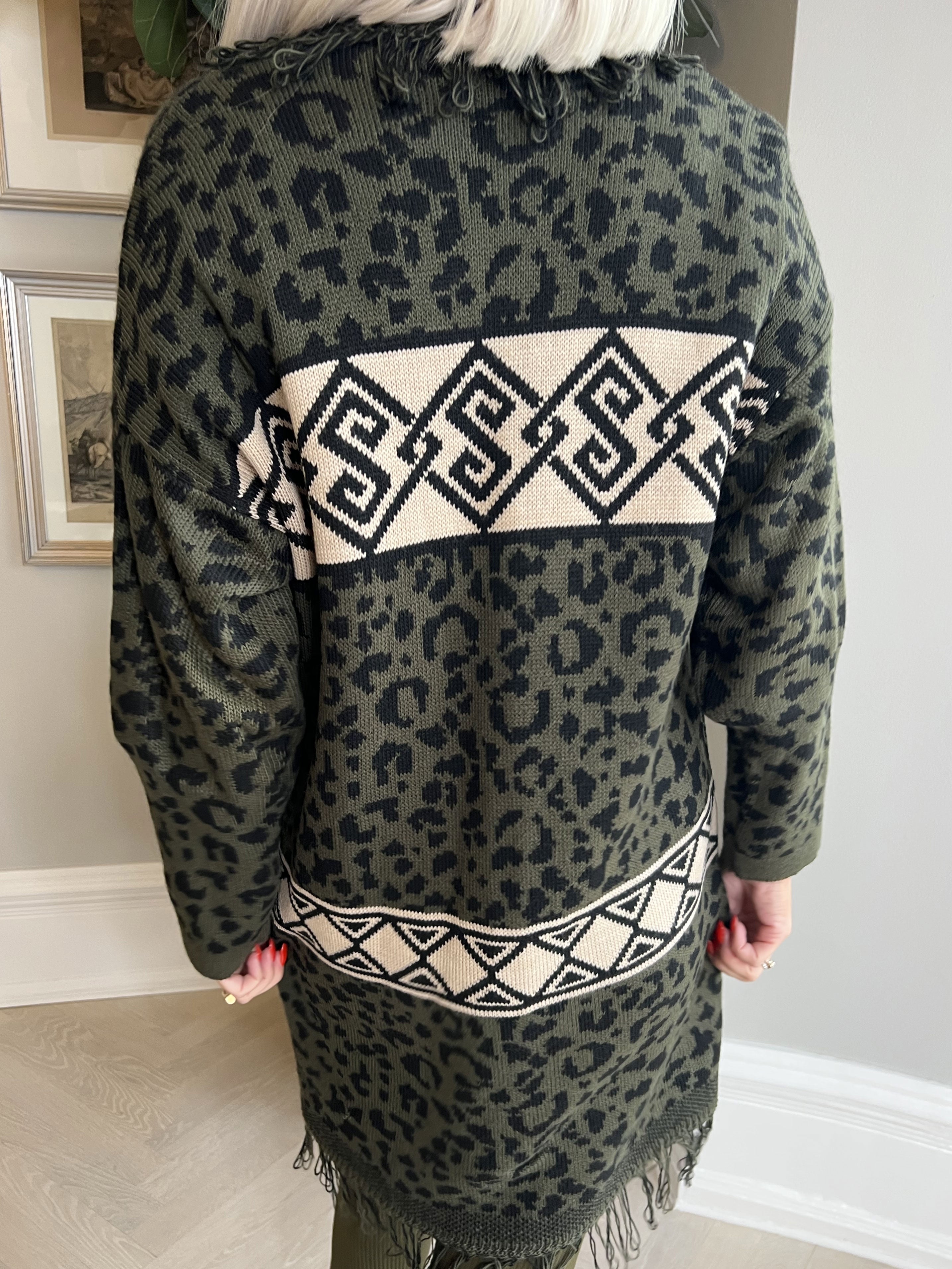 Hadia - Tjock stickad kofta med leopardmönster