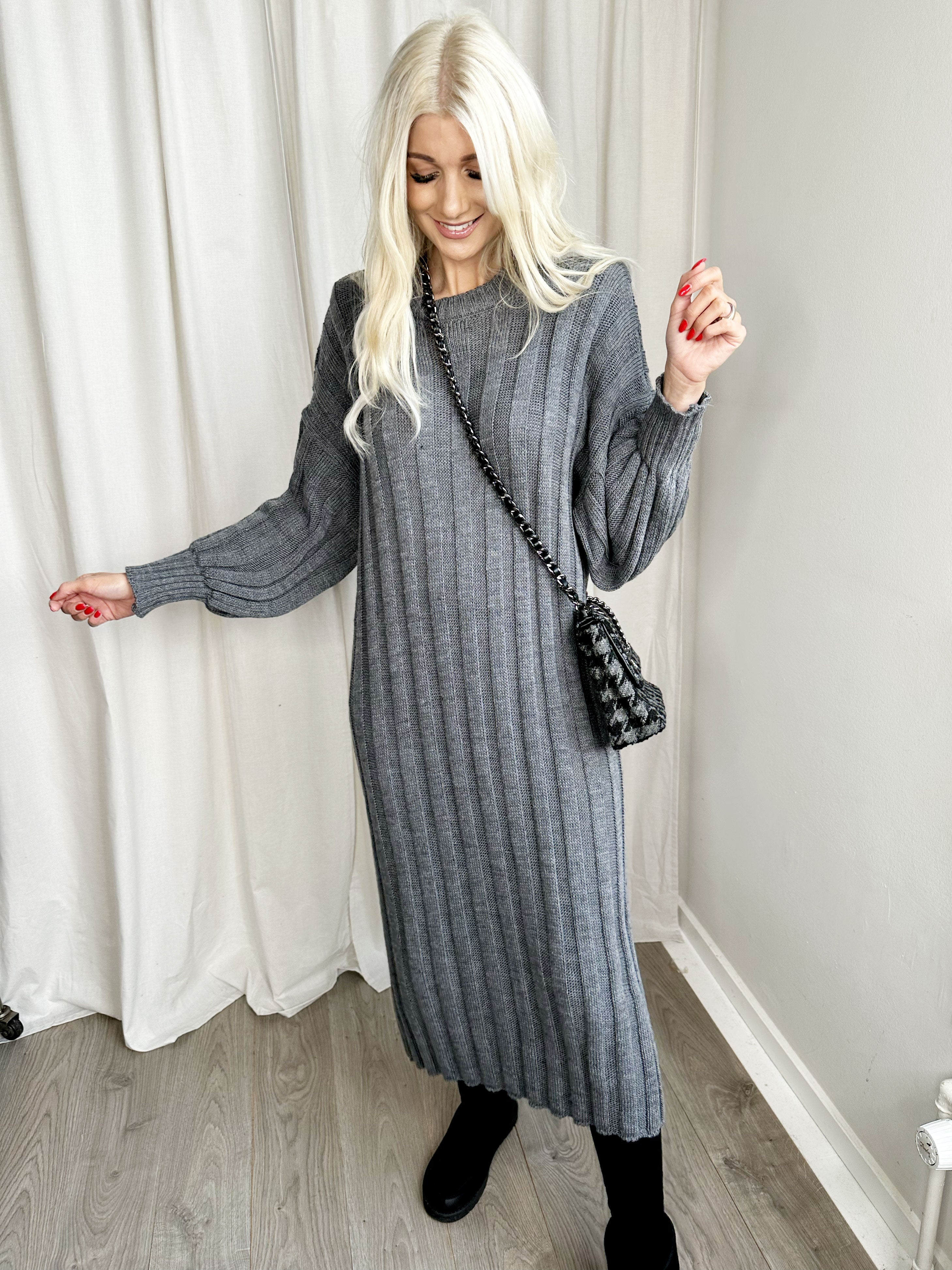 Ava - Lång stickad klänning med ballongärmar