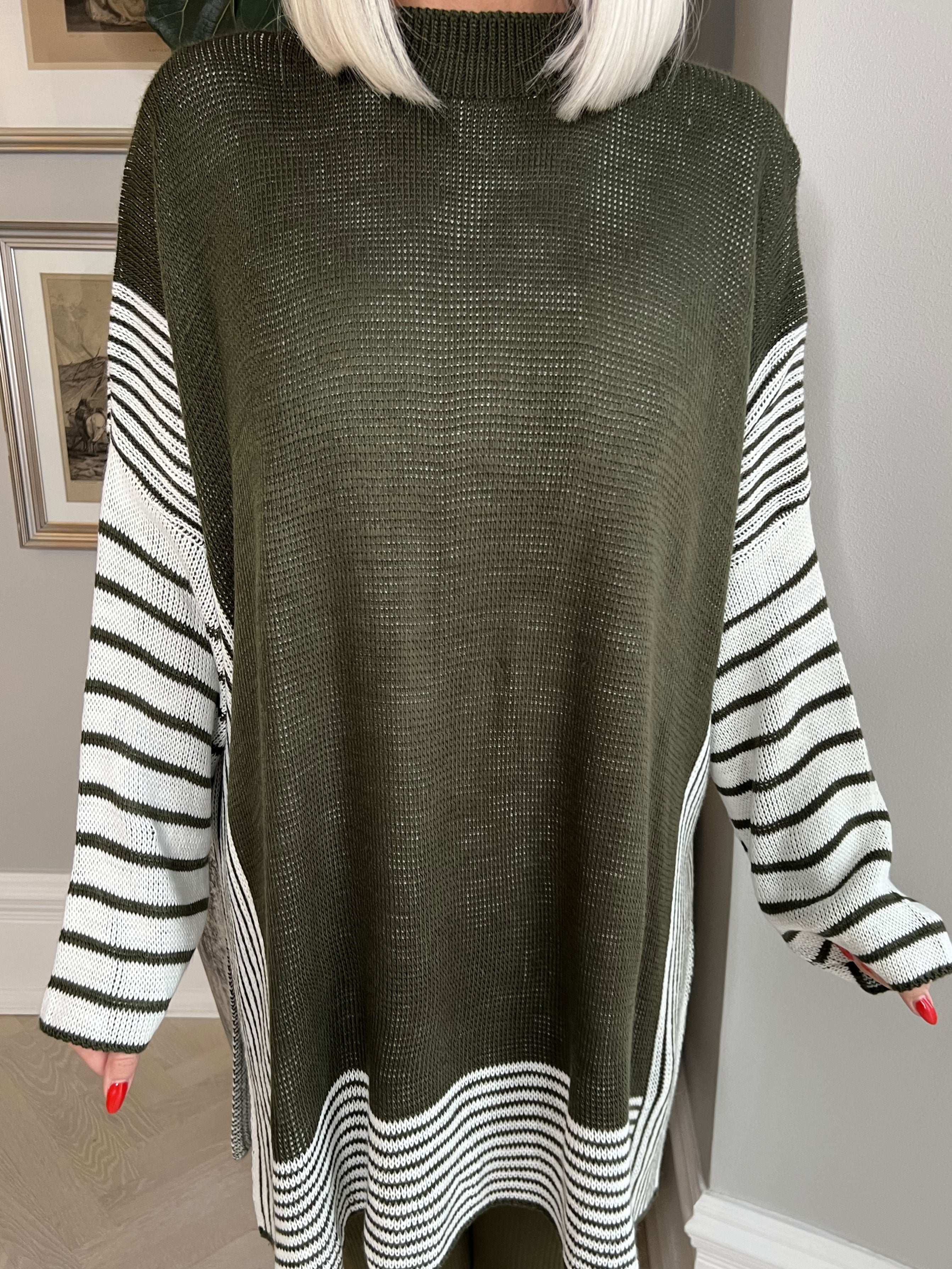 Akulina - Tvåfärgad randig stickning med rullkrage