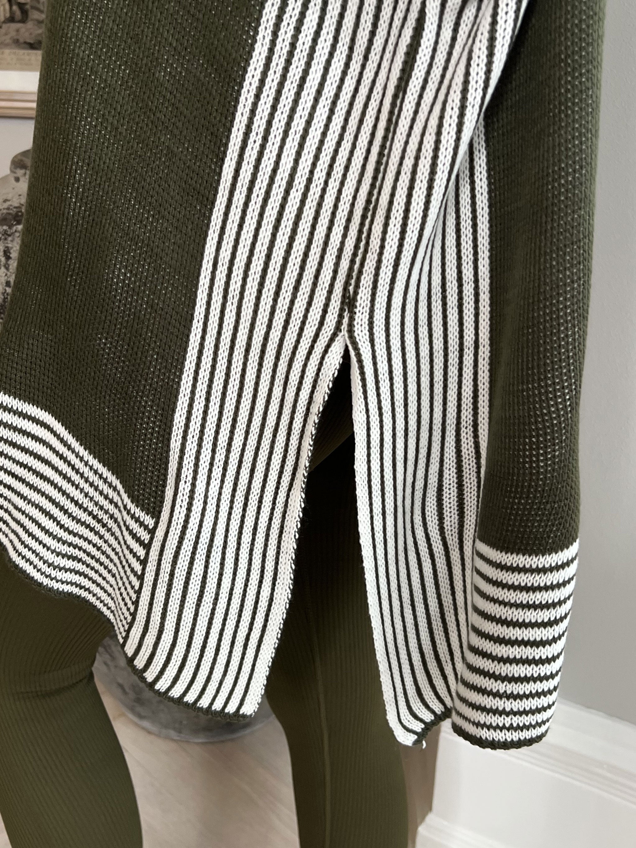 Akulina - Tvåfärgad randig stickning med rullkrage