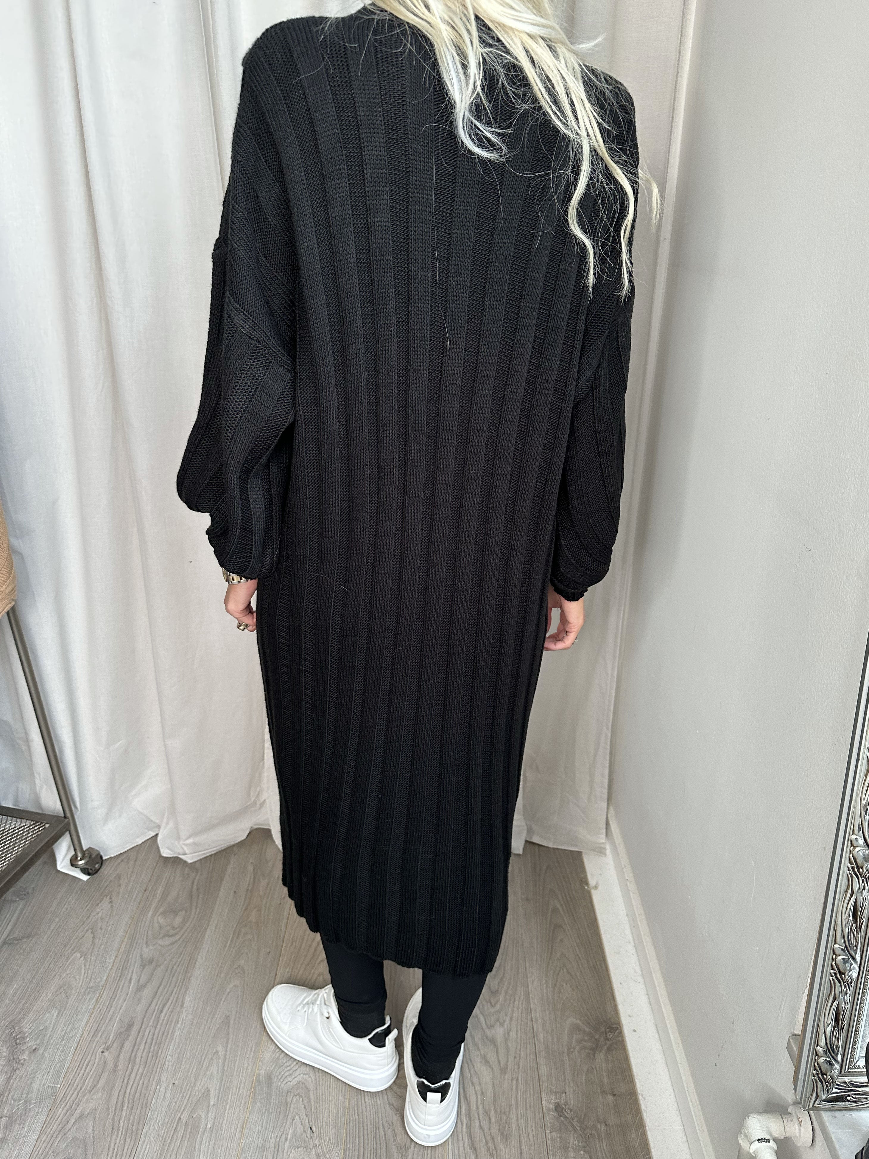 Ava - Lång stickad klänning med ballongärmar - Camel