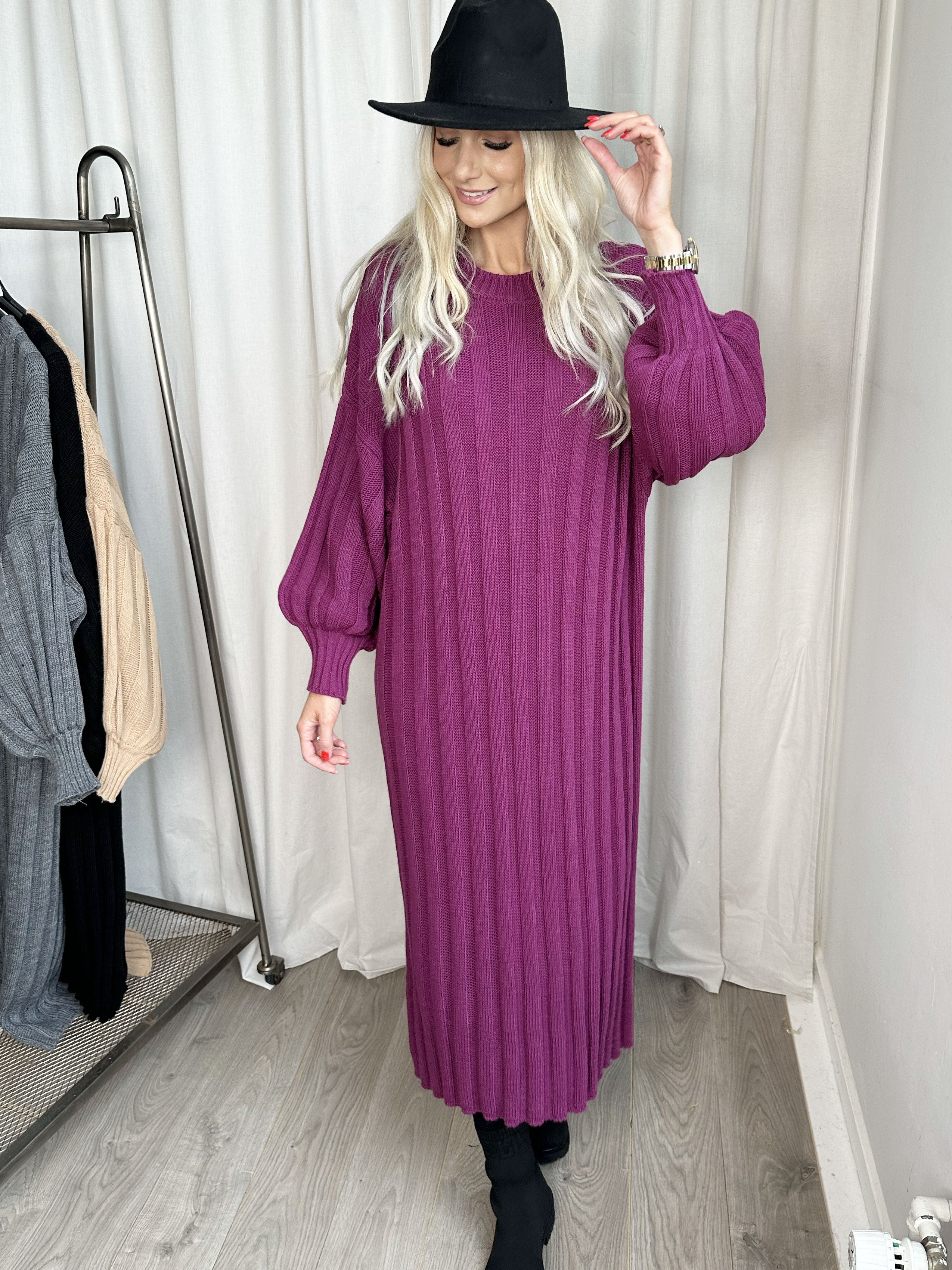 Ava - Lång stickad klänning med ballongärmar