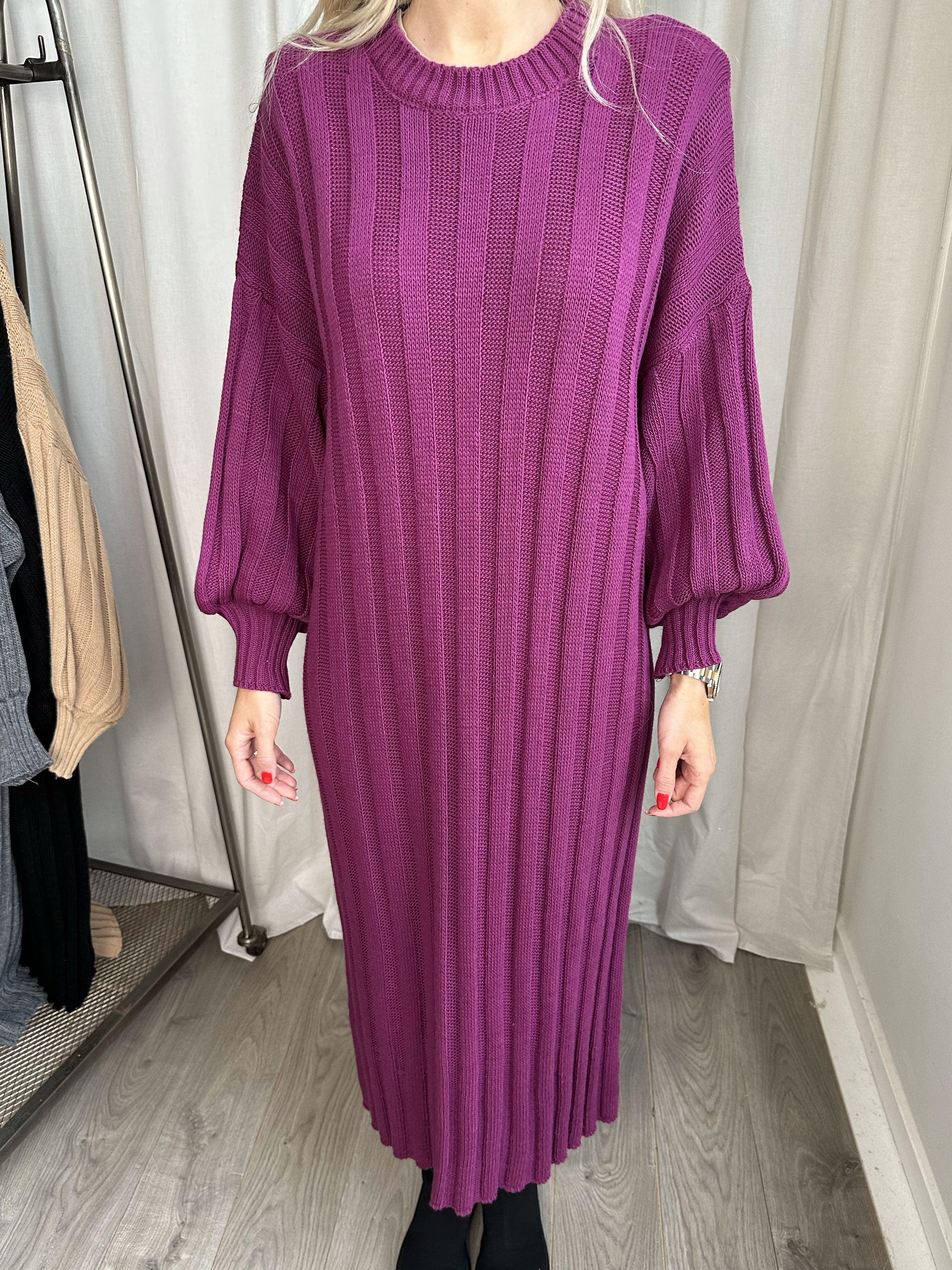 Ava - Lång stickad klänning med ballongärmar