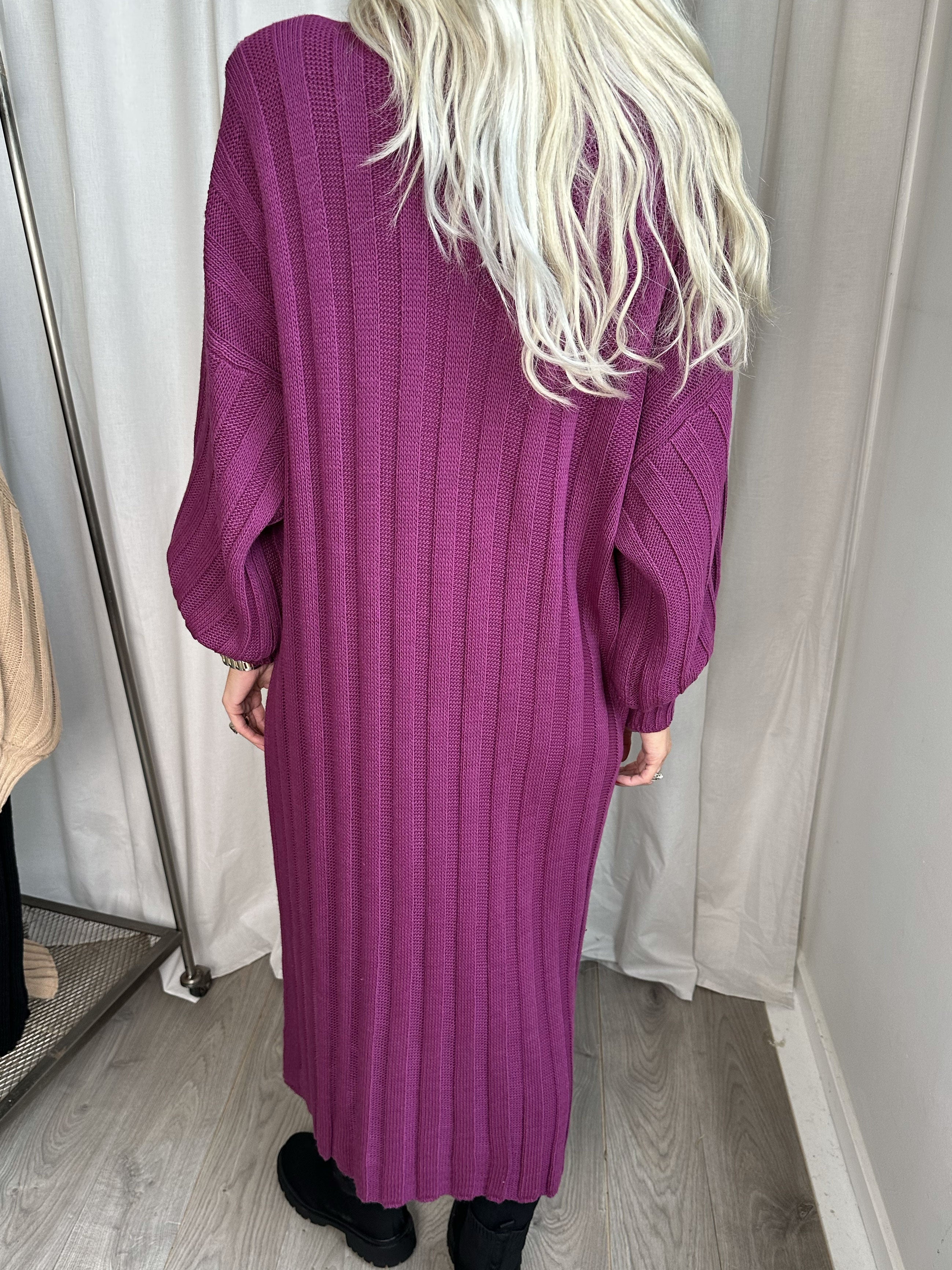 Ava - Lång stickad klänning med ballongärmar