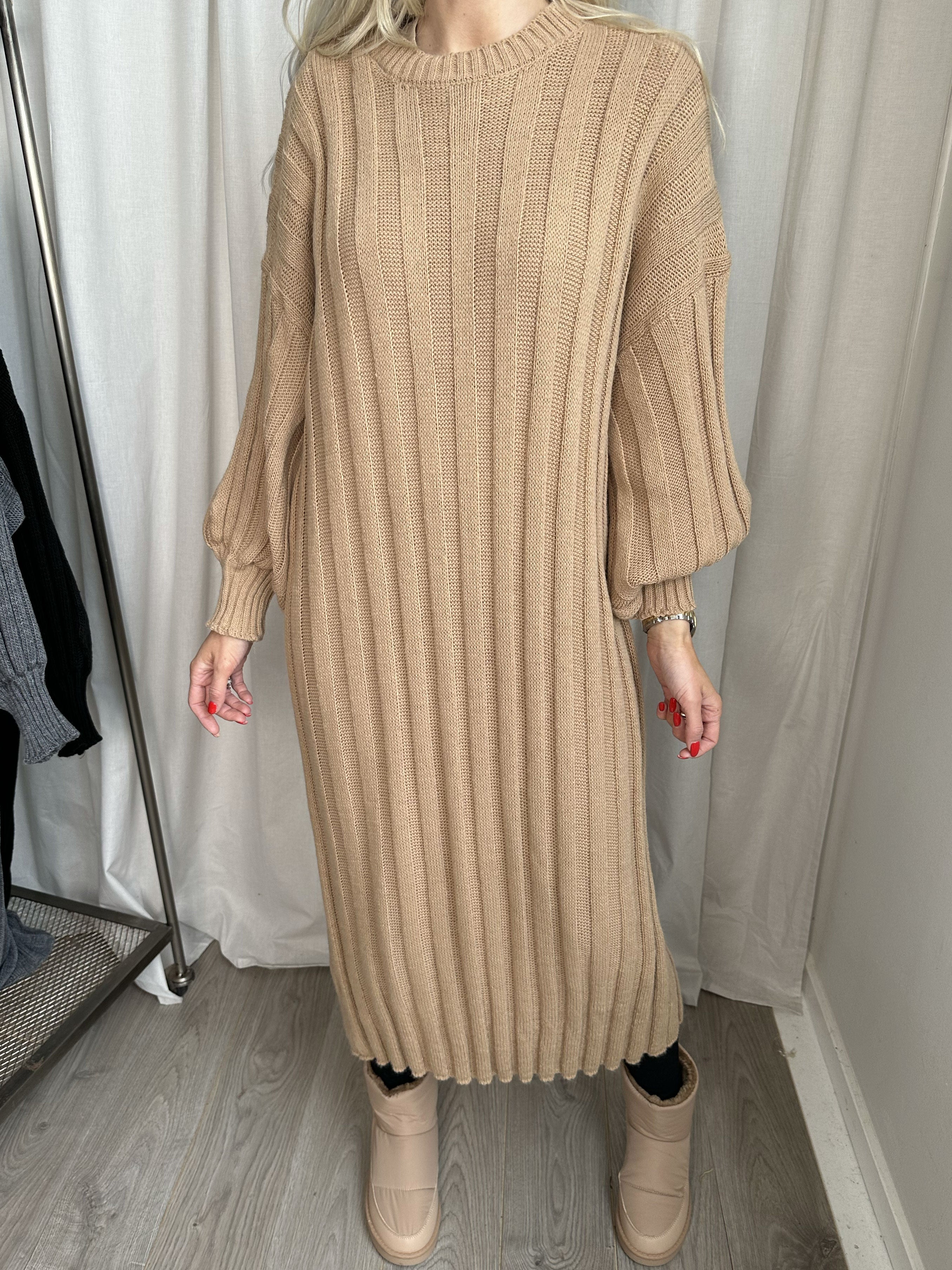 Ava - Lång stickad klänning med ballongärmar