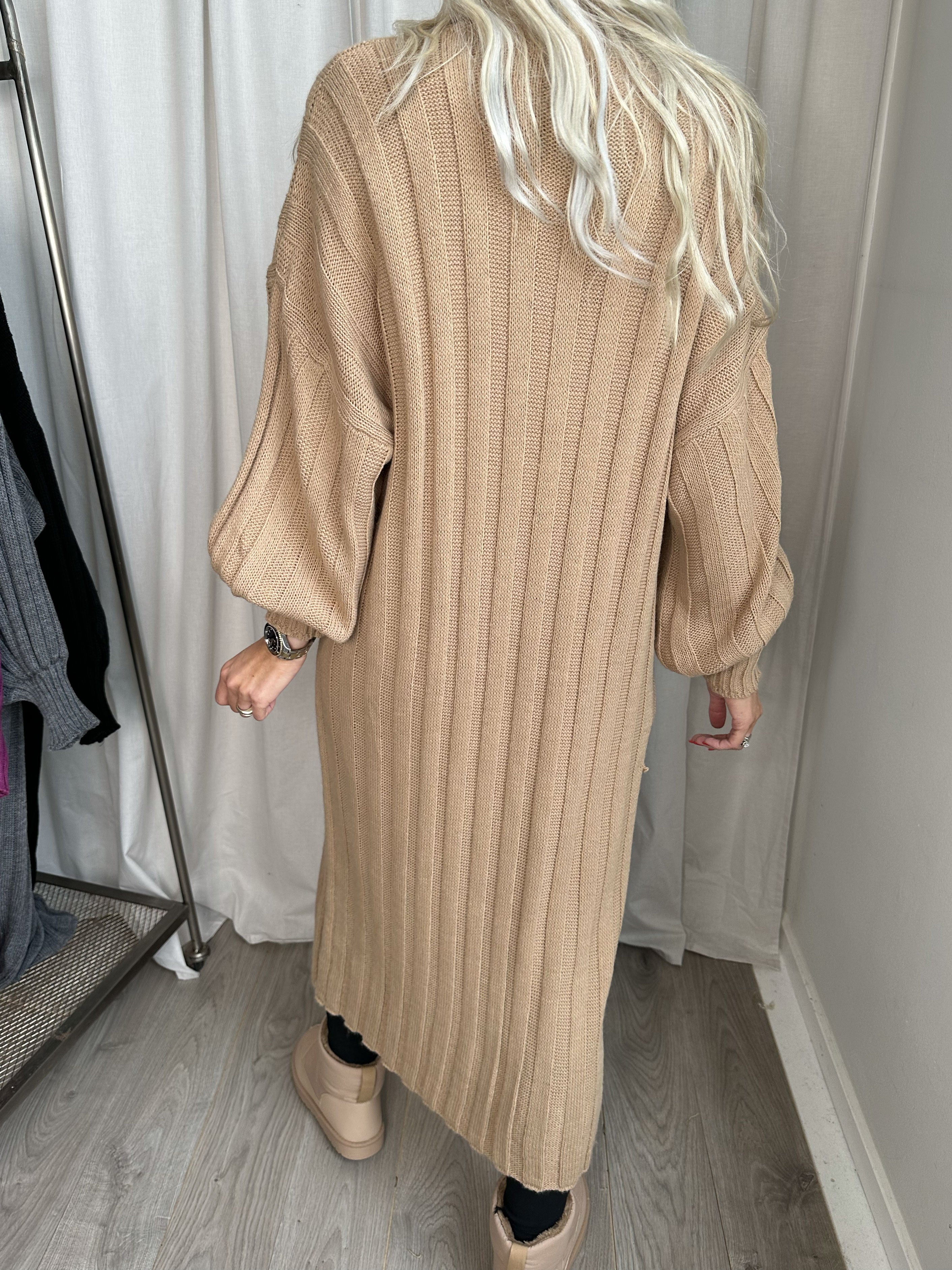 Ava - Lång stickad klänning med ballongärmar