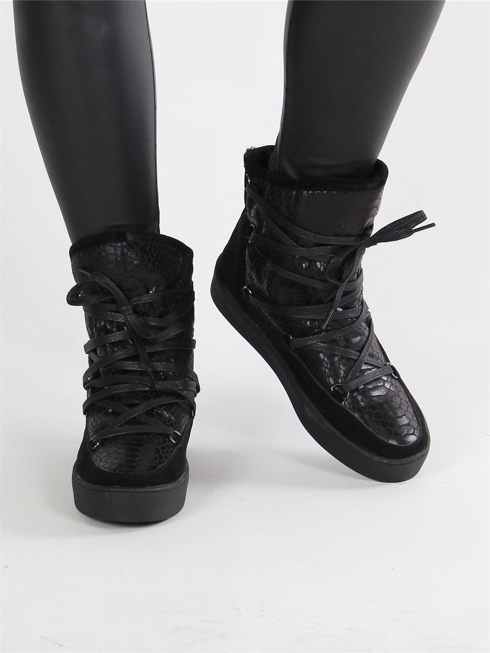 Beth - Svarta stövlar med spets och ormtryck