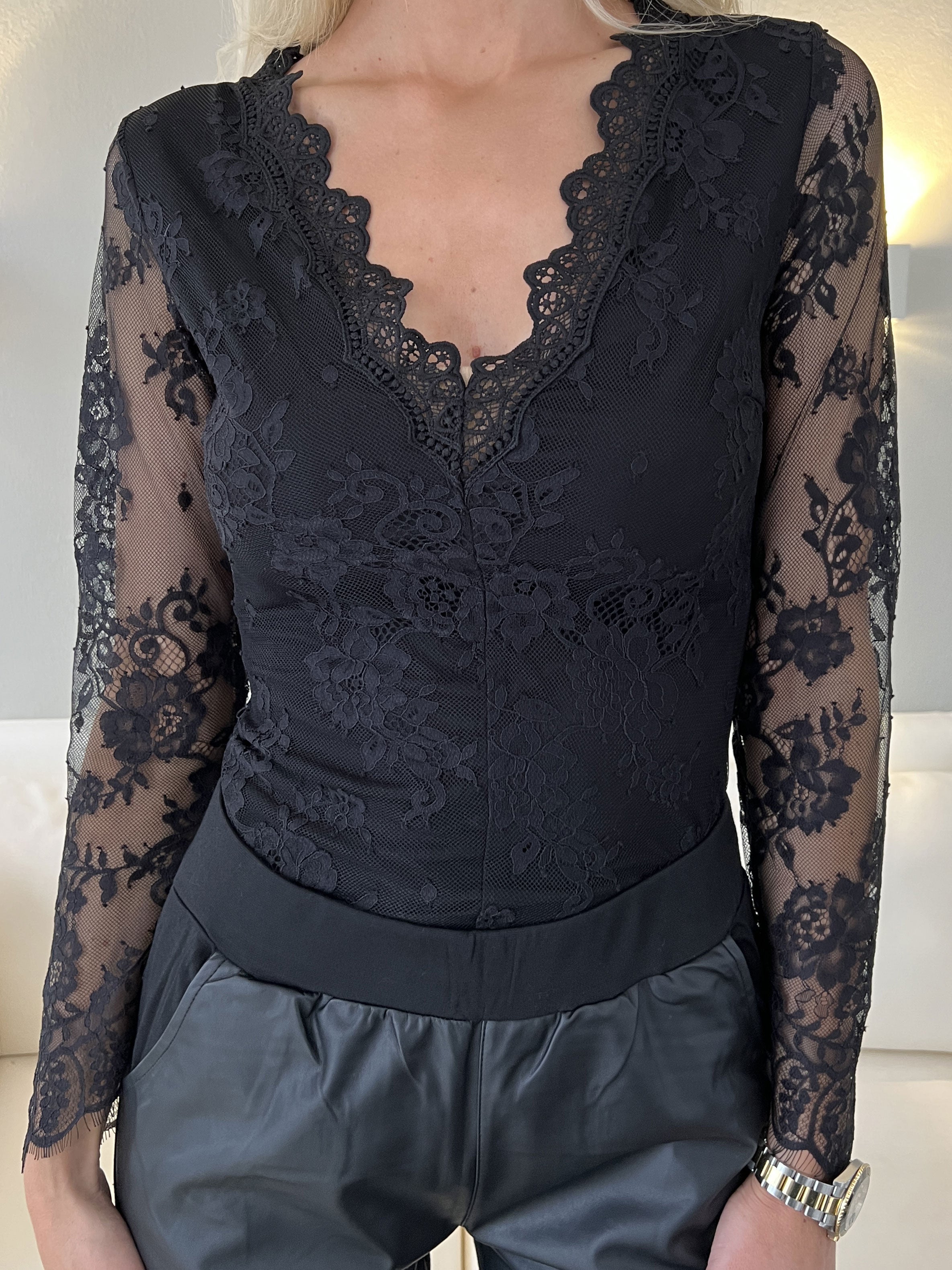 Klaudia - Feminin bodystocking i spets