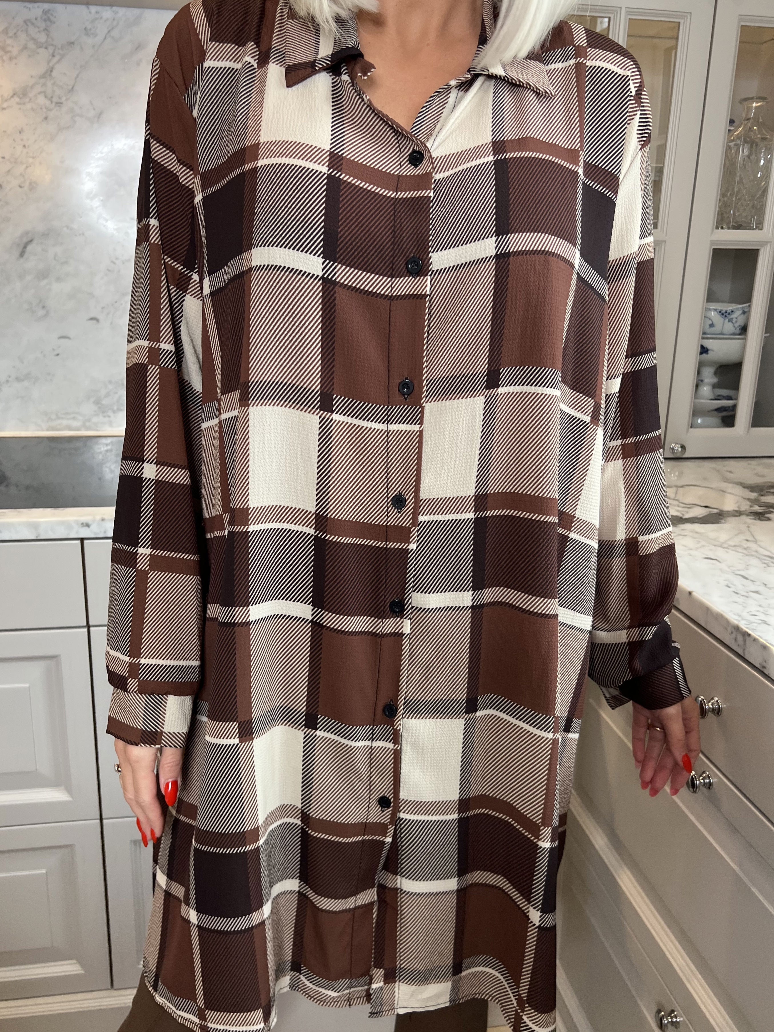 Felippa - Fin skjortklänning i plus size i rutigt tyg