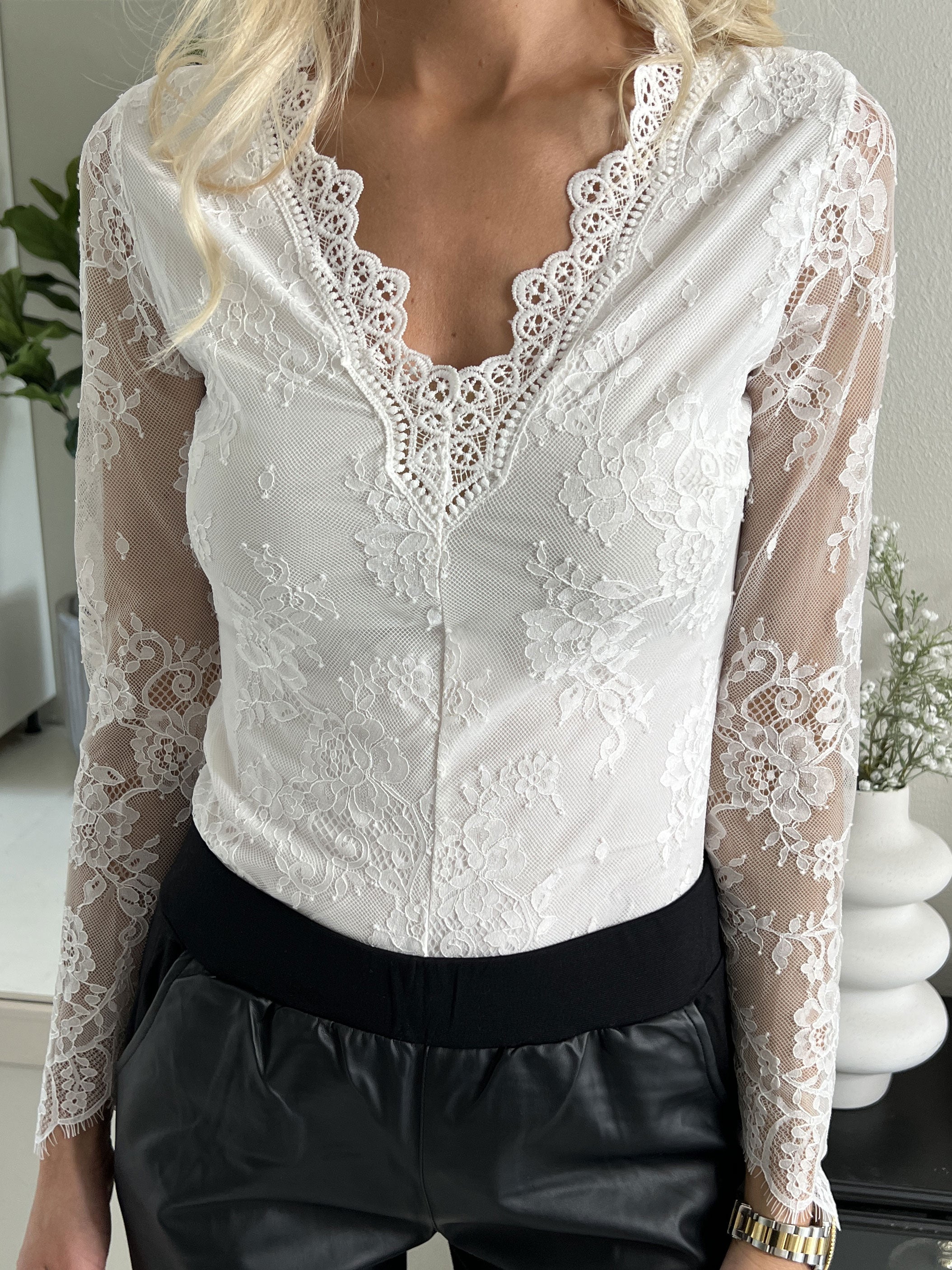 Klaudia - Feminin bodystocking i spets